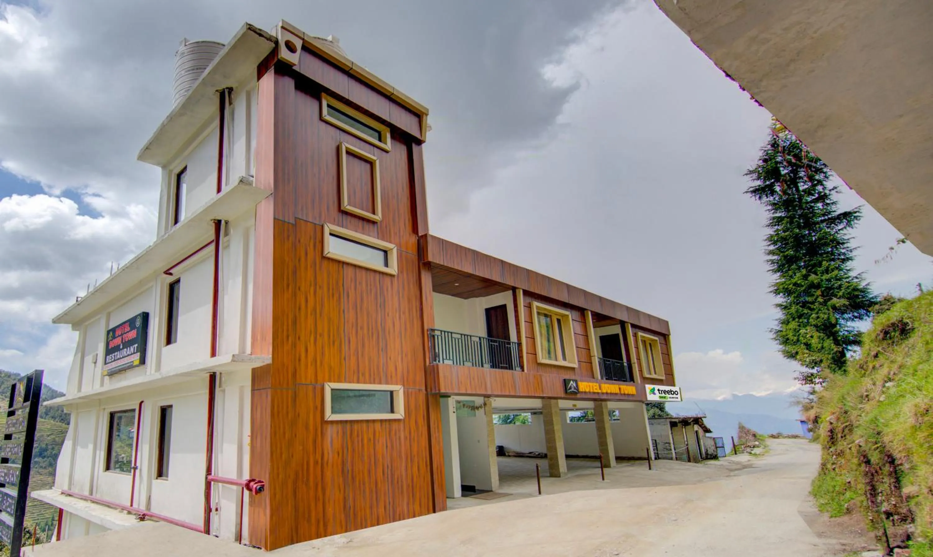 Facade/entrance in Treebo Down Town, Dalhousie