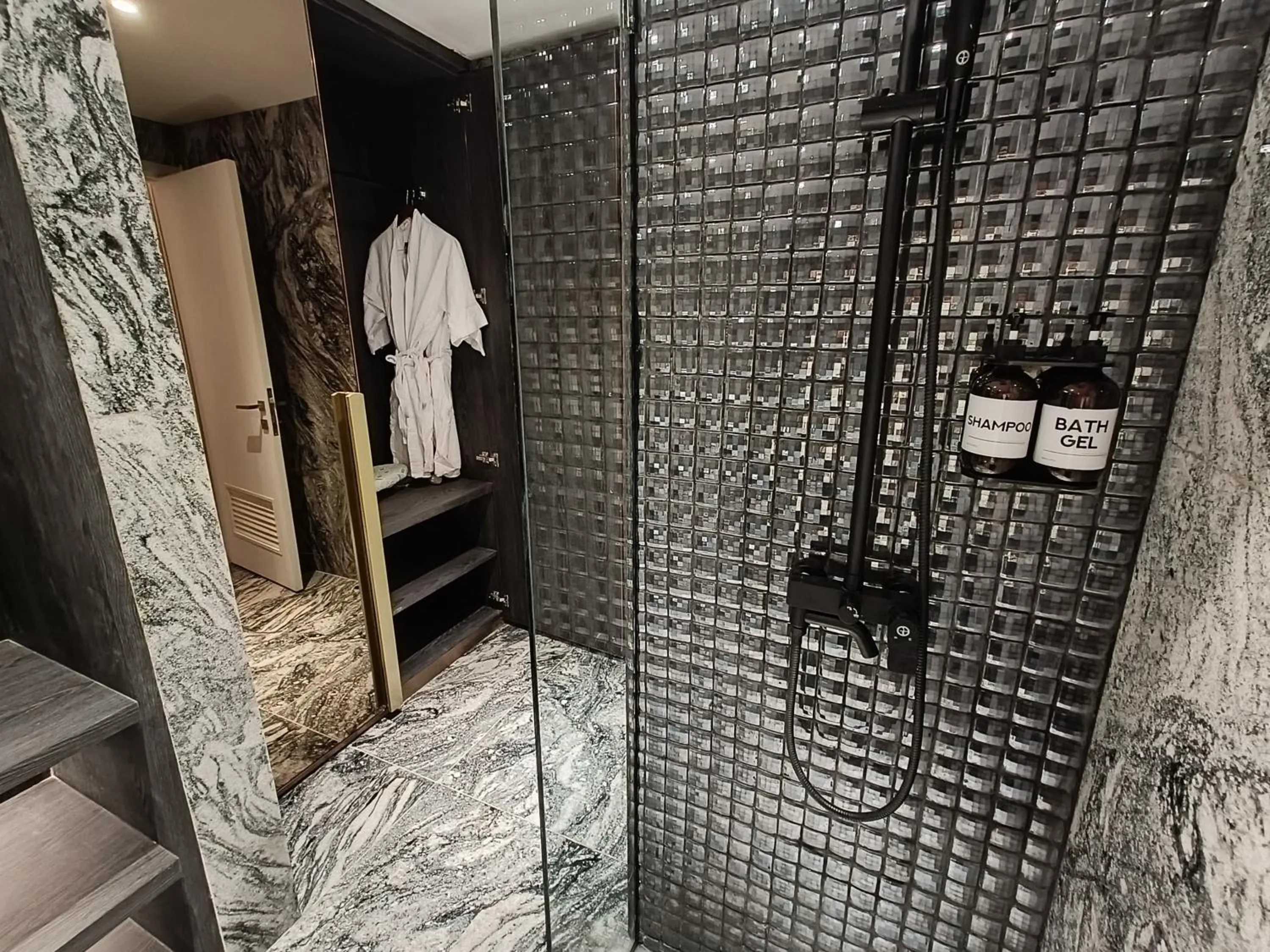 Shower in Pentacity Hotel Balikpapan