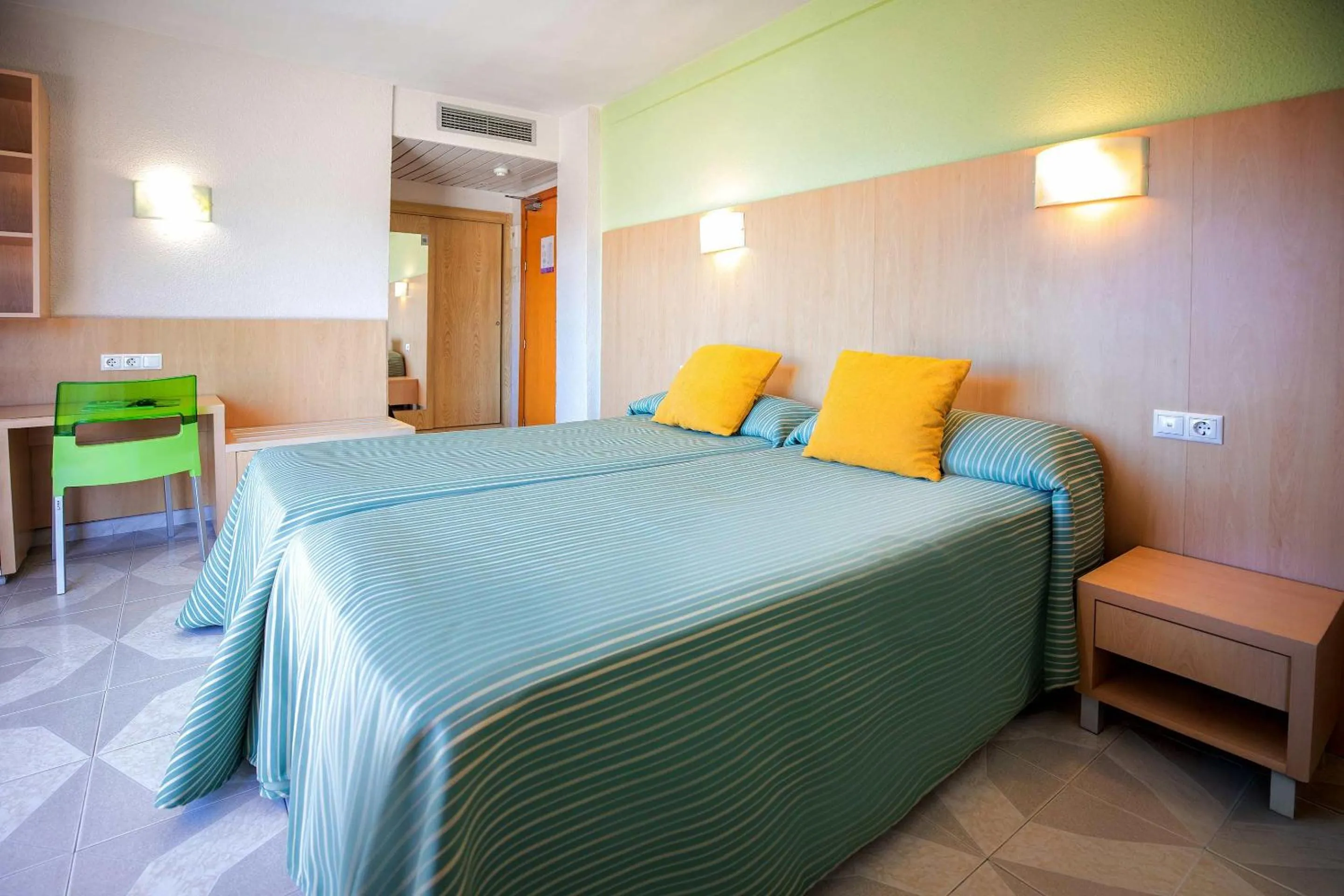 Photo of the whole room, Bed in Hotel Servigroup Pueblo Benidorm