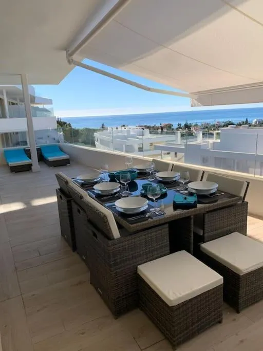 Three-Bedroom Apartment in Prachtig appartement met zeezicht in Estepona Costa del Sol