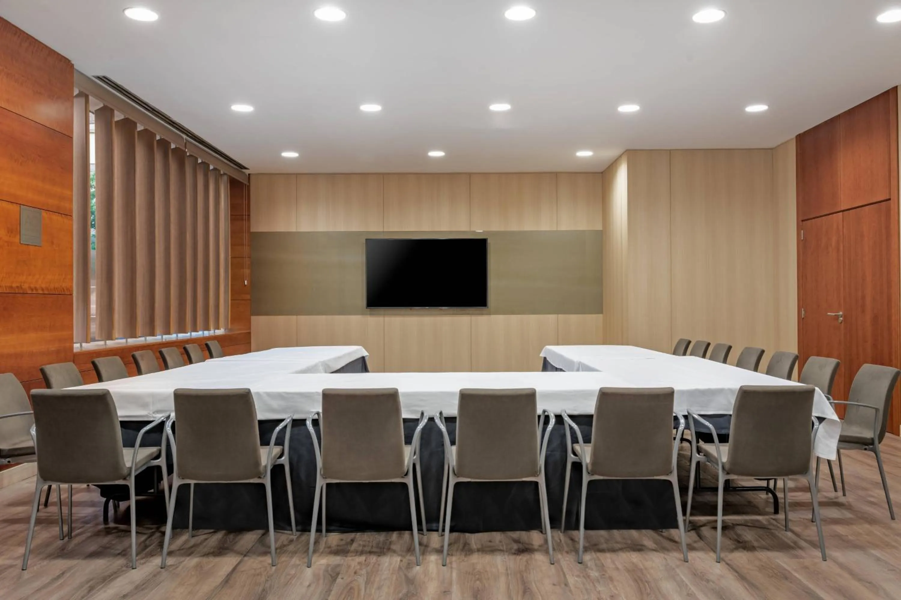 Meeting/conference room in AC Hotel Badajoz by Marriott