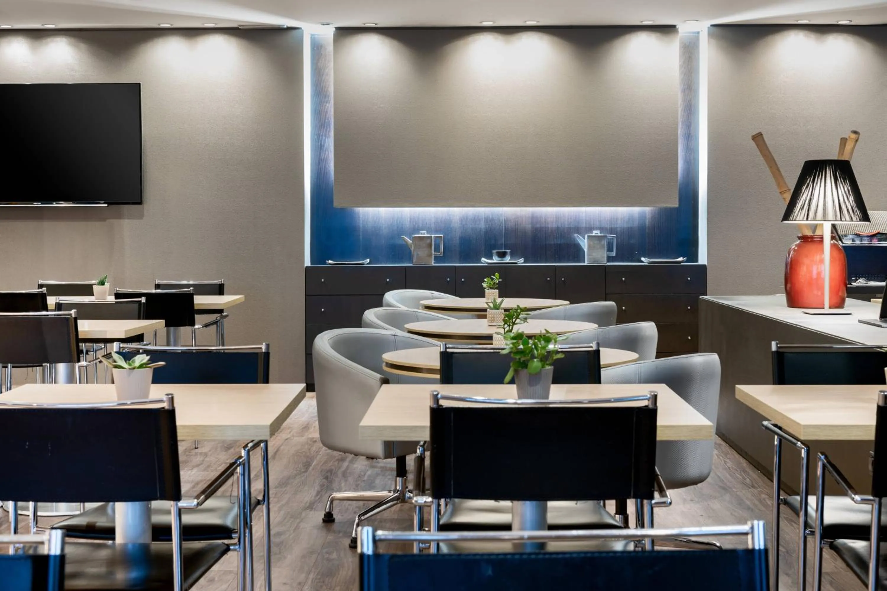 Lounge or bar in AC Hotel Badajoz by Marriott