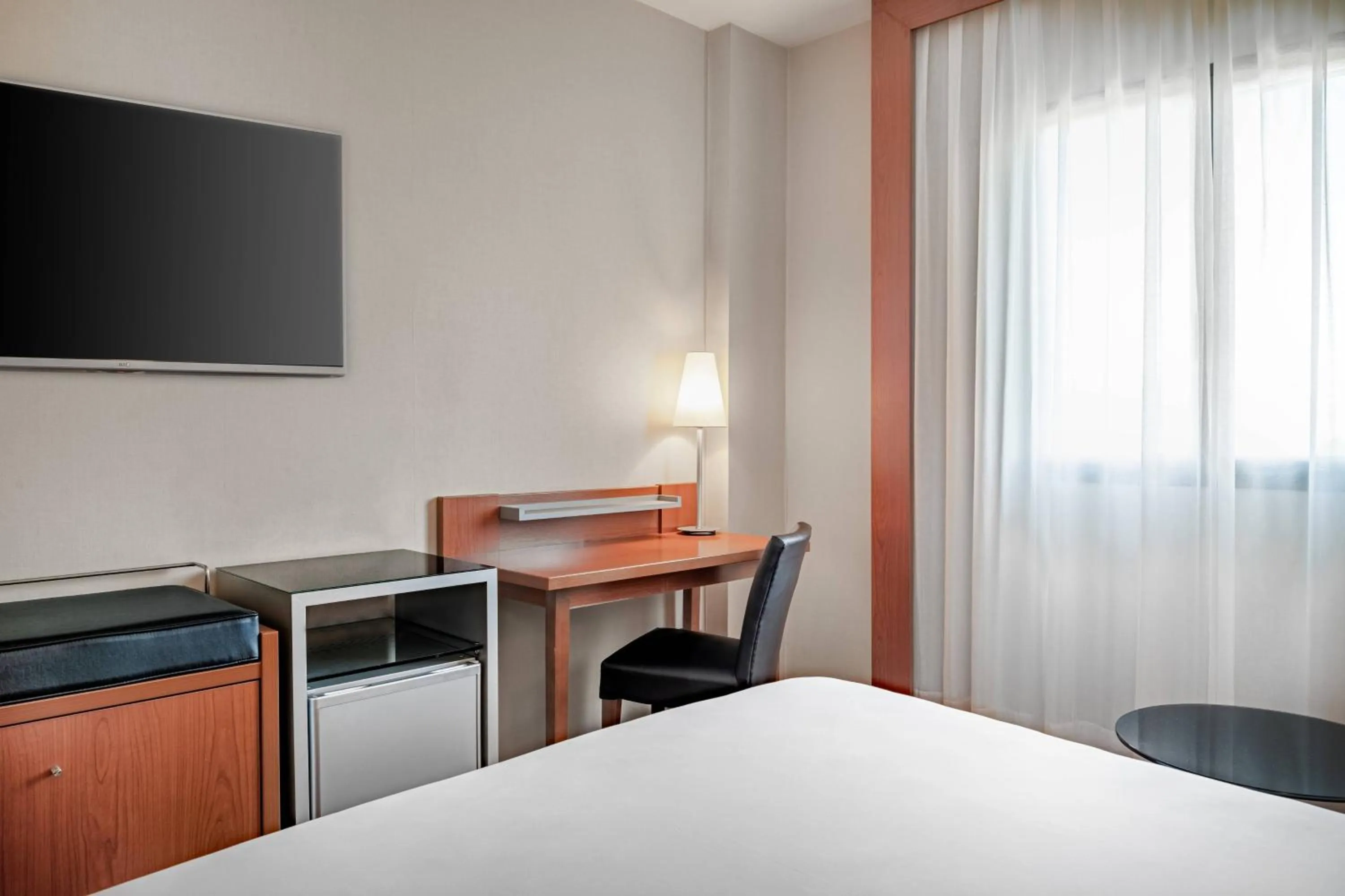 Photo of the whole room, Bed in AC Hotel Badajoz by Marriott