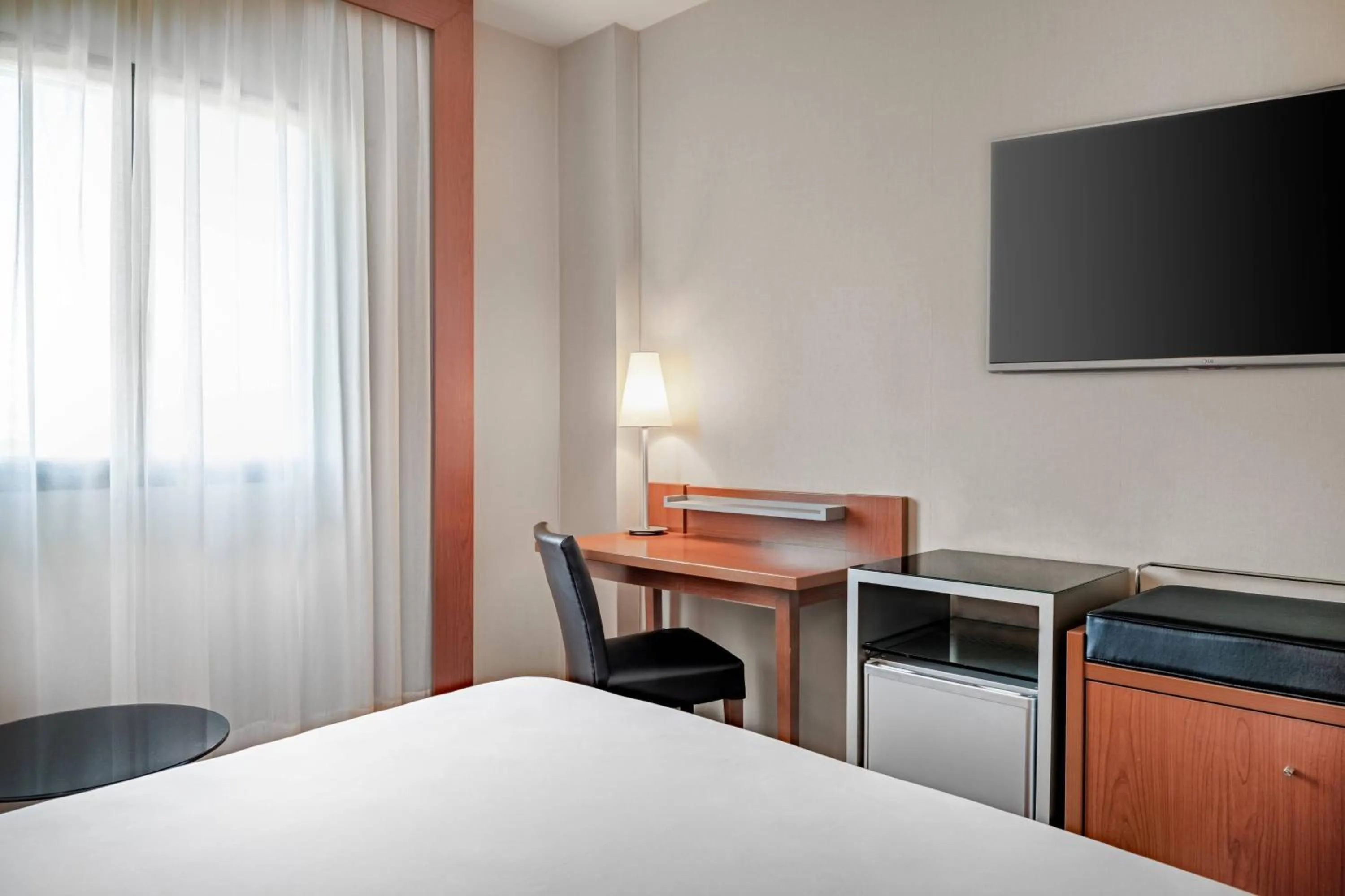 Photo of the whole room, Bed in AC Hotel Badajoz by Marriott