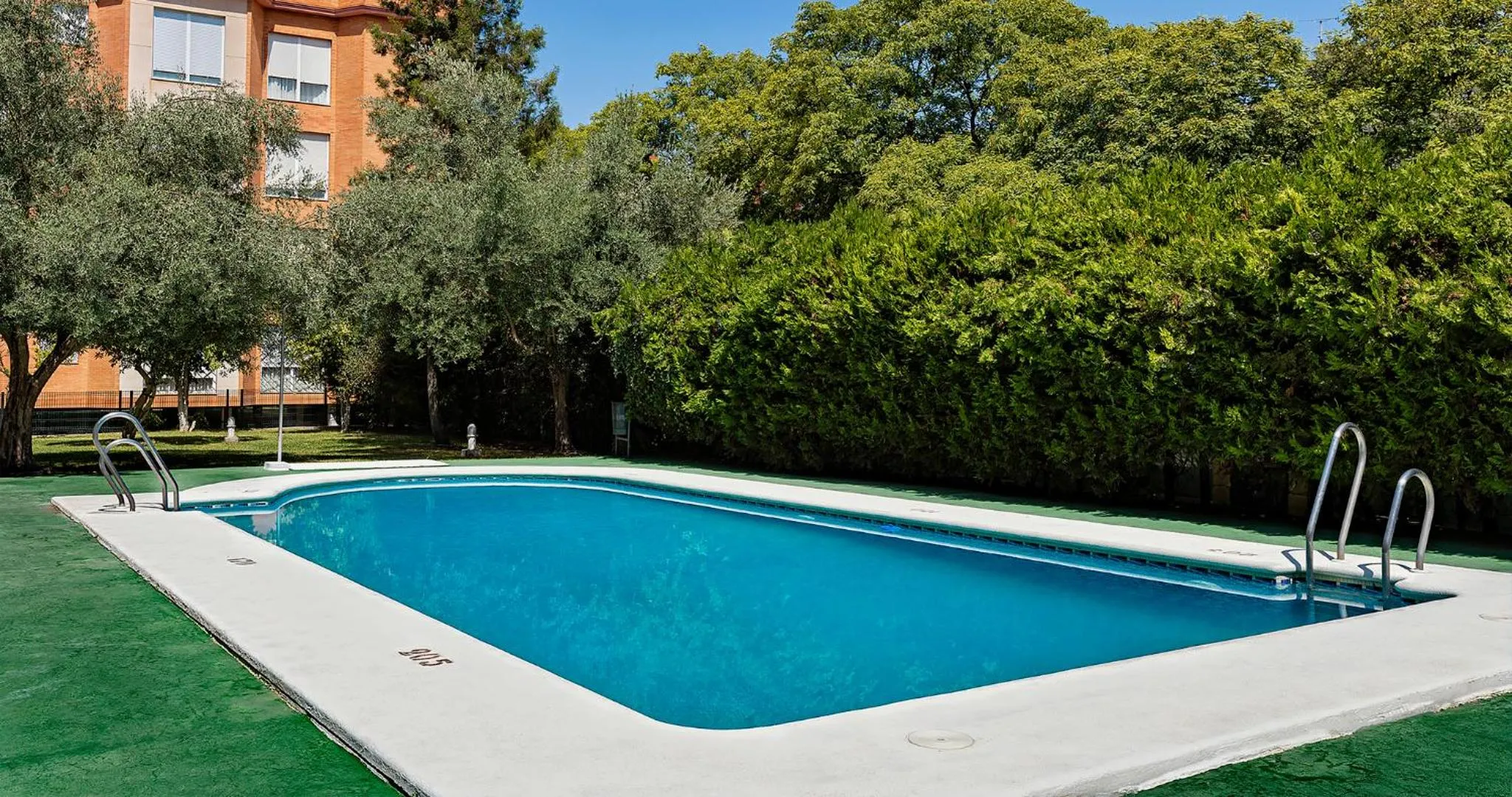 Swimming pool in Apartamentos Vértice Bib Rambla