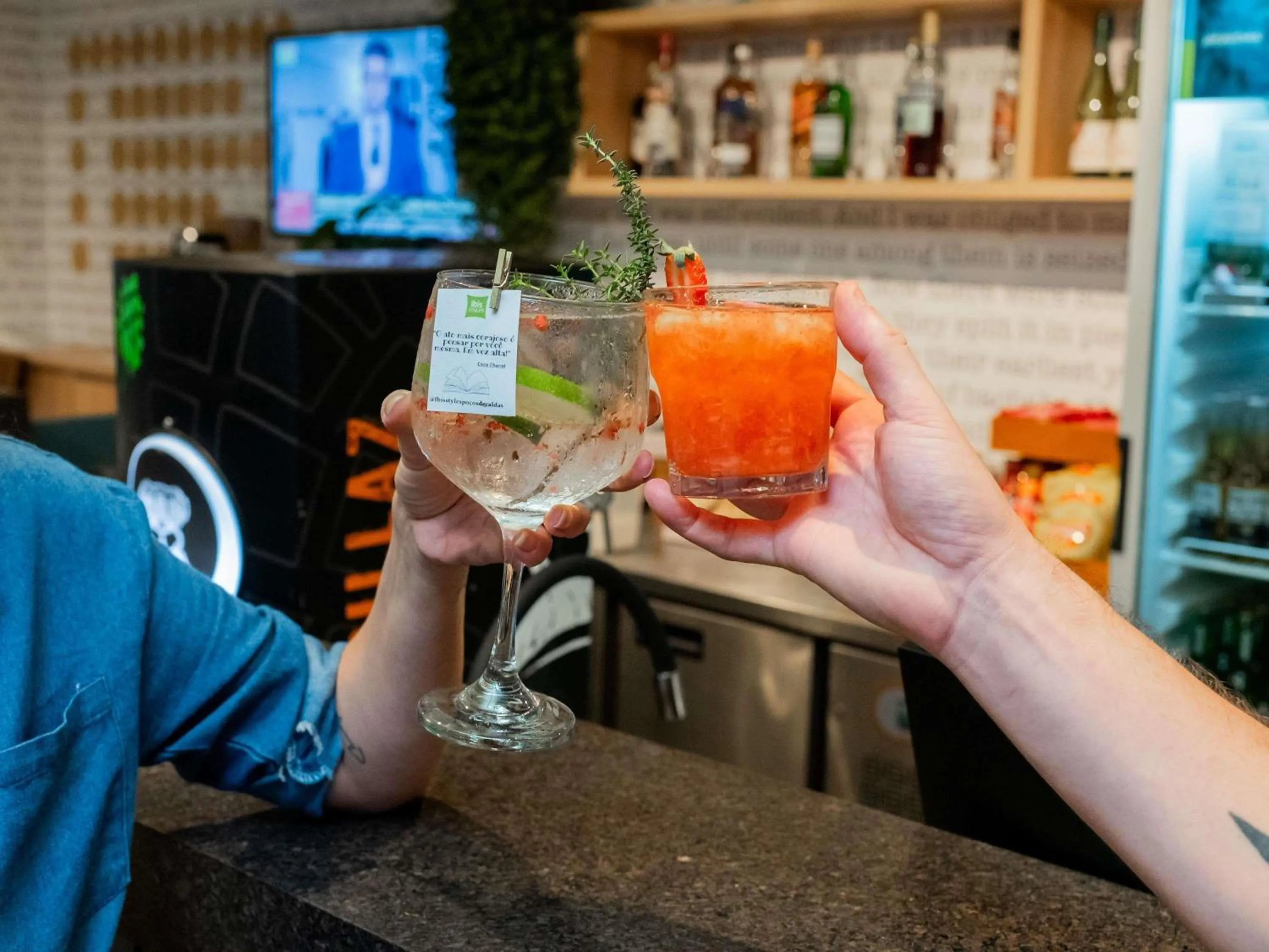 Lounge or bar in ibis Styles Poços de Caldas