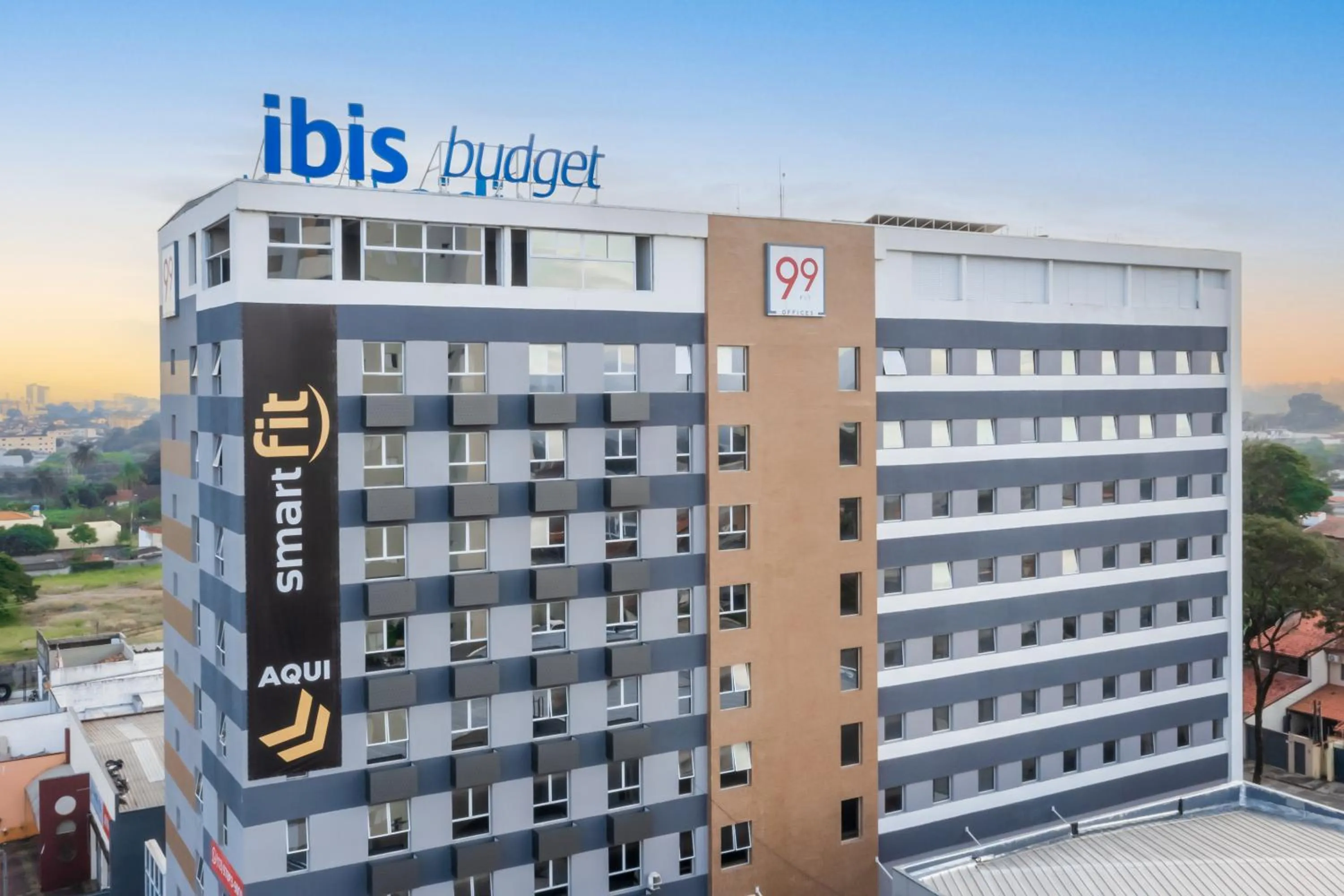 Facade/entrance in ibis budget Pindamonhangaba