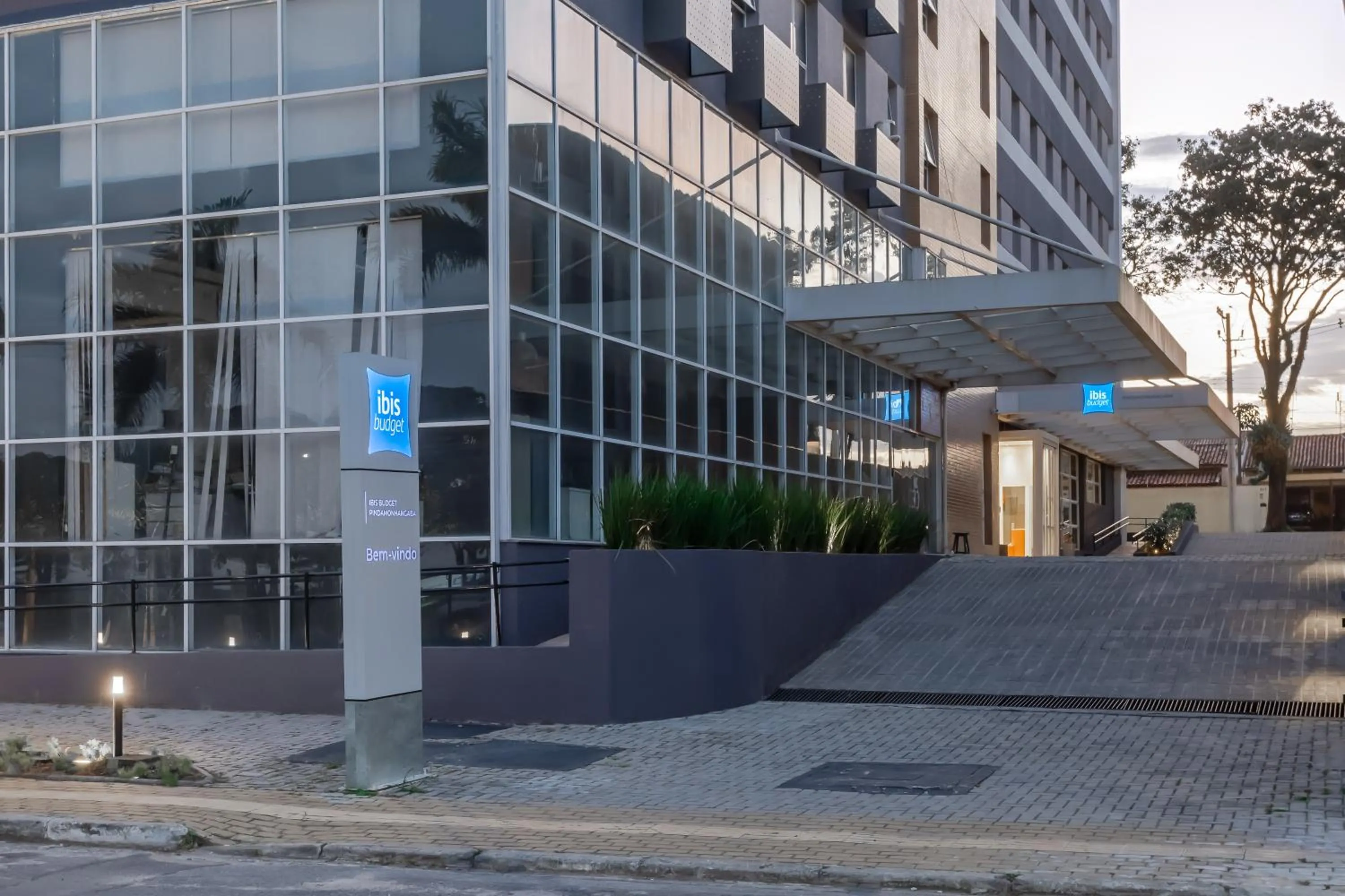 Facade/entrance in ibis budget Pindamonhangaba
