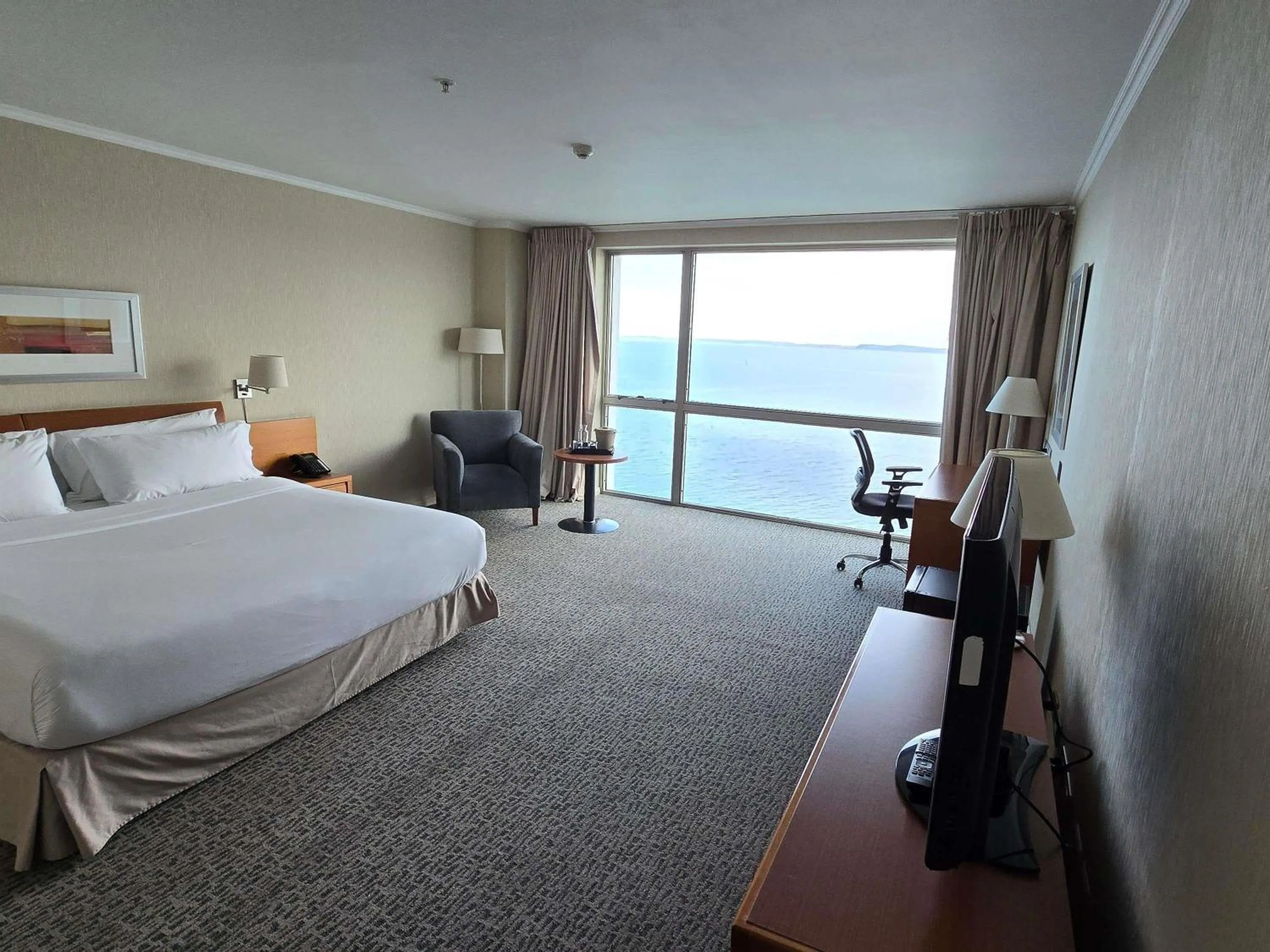 Bedroom, Bed in Novotel Puerto Montt