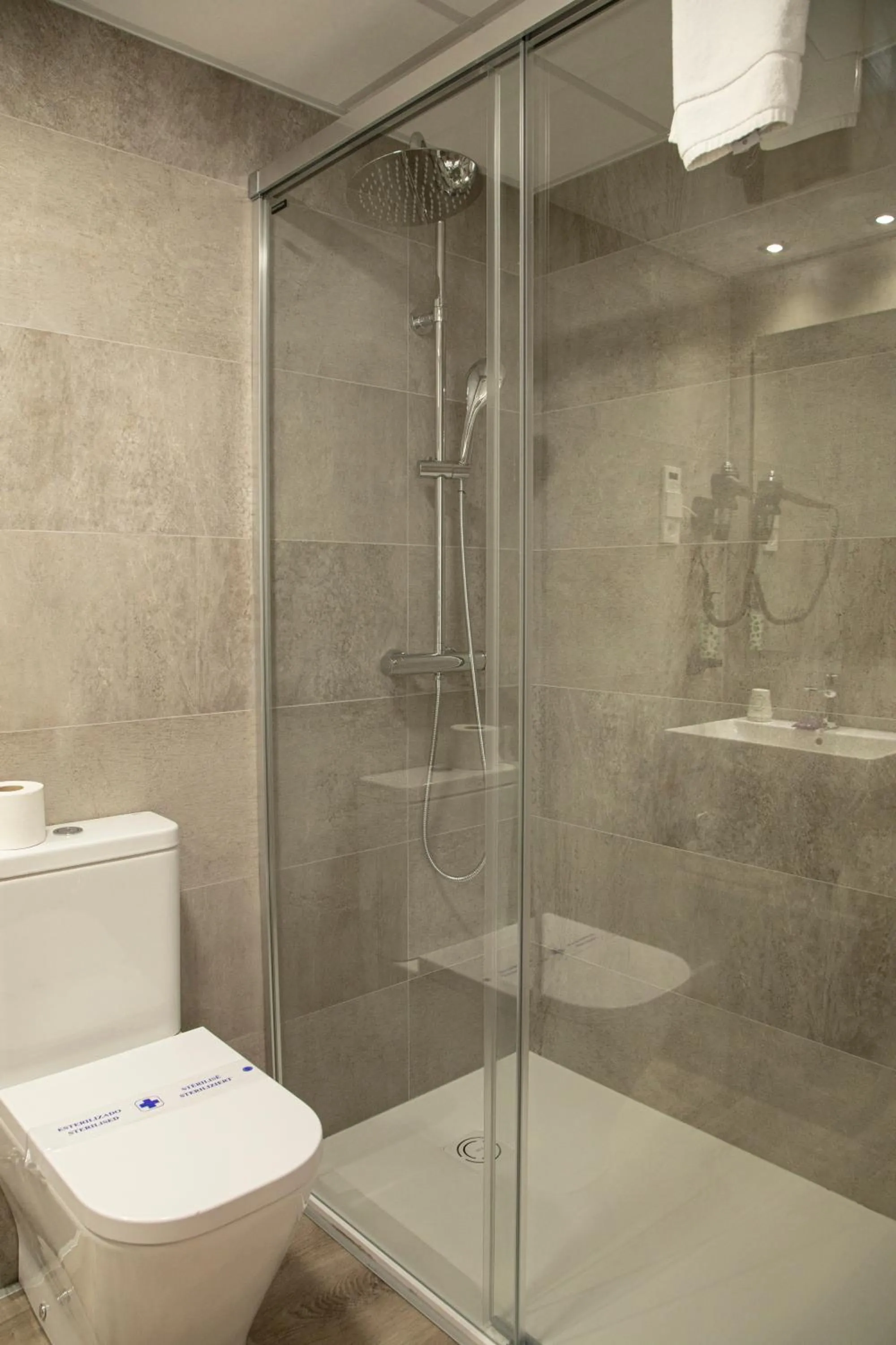 Shower in Hotel Dos Rios Origen