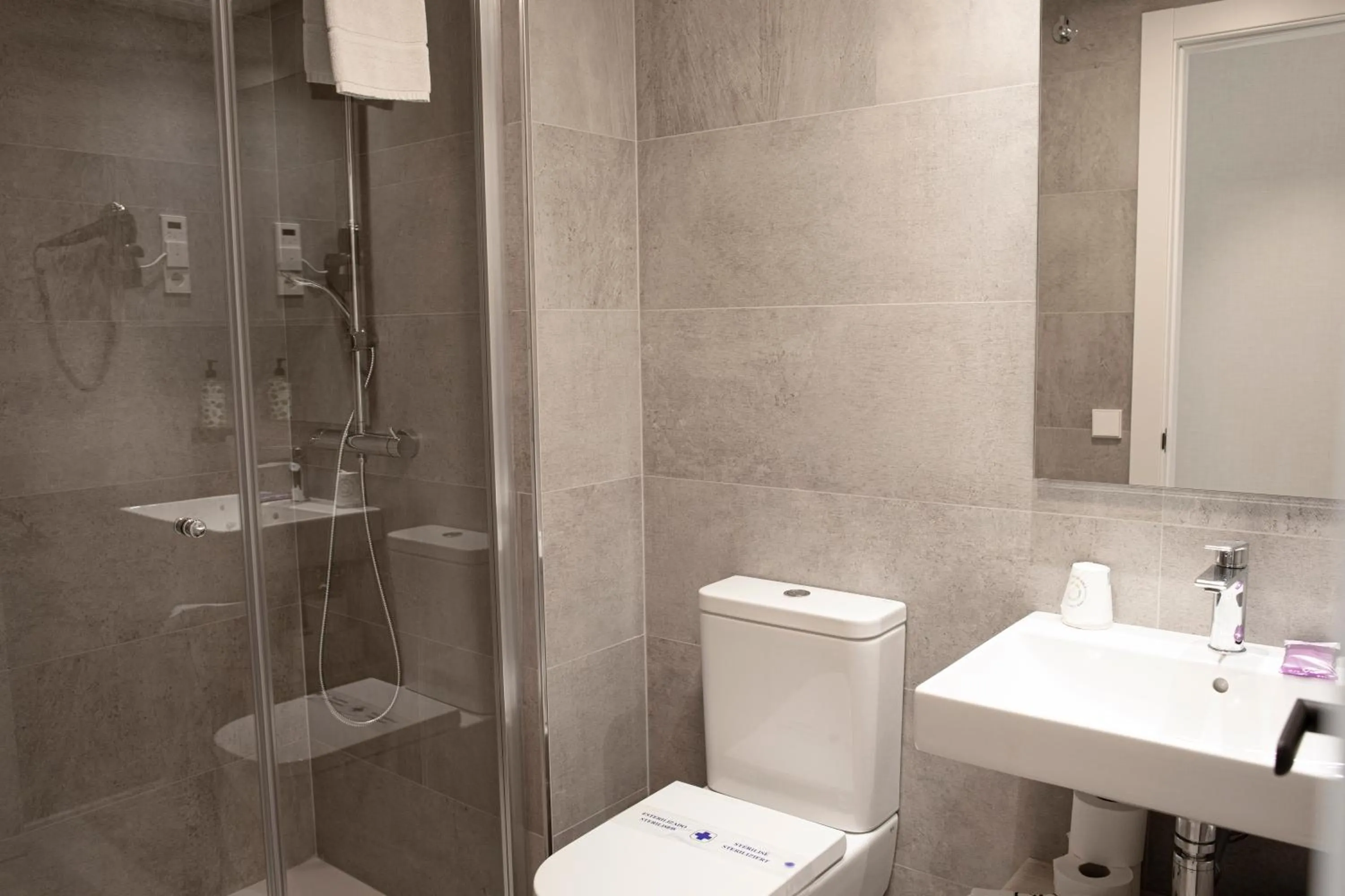 Shower in Hotel Dos Rios Origen