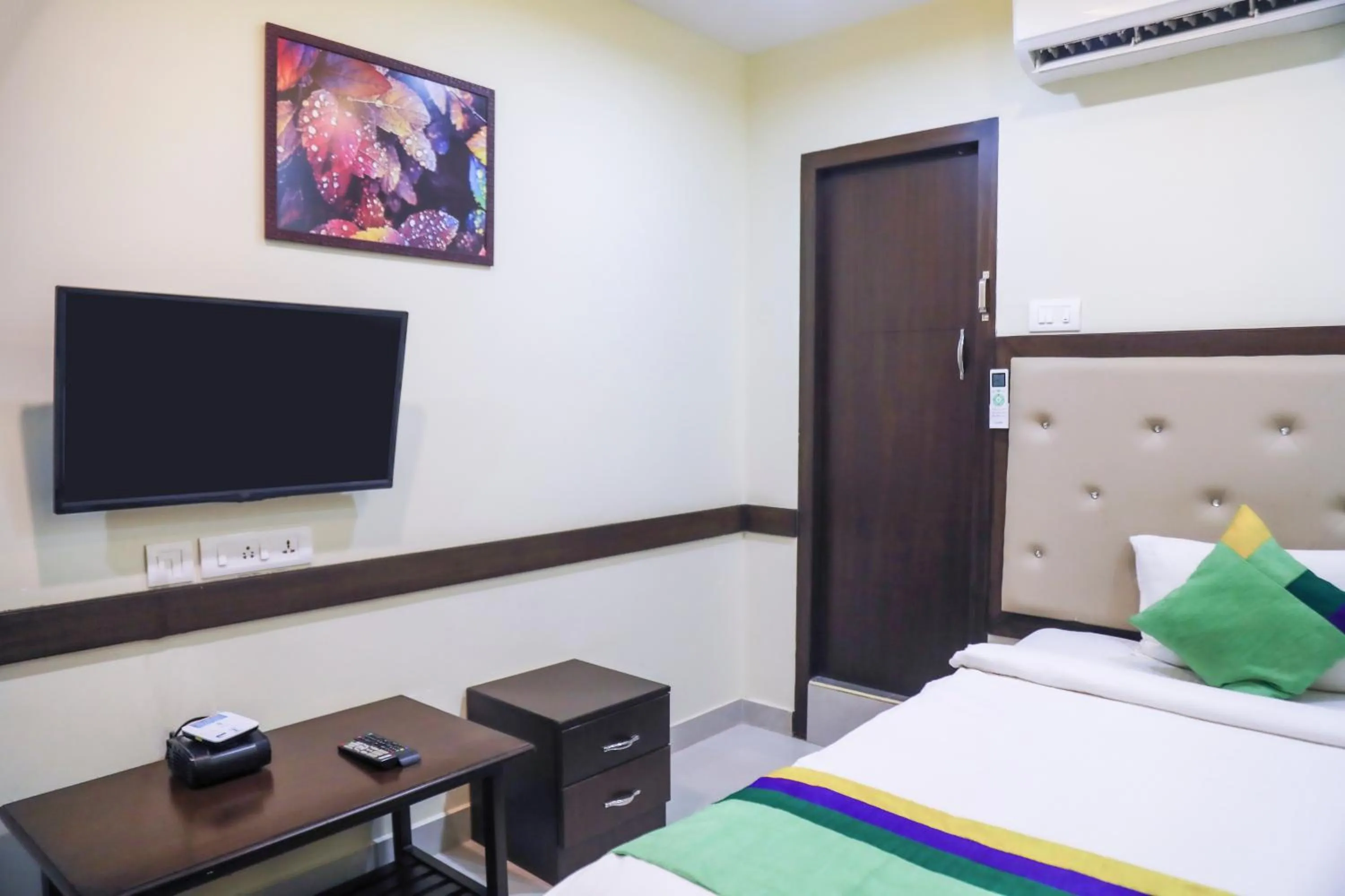 Bedroom, Bed in Treebo Naaz Royal