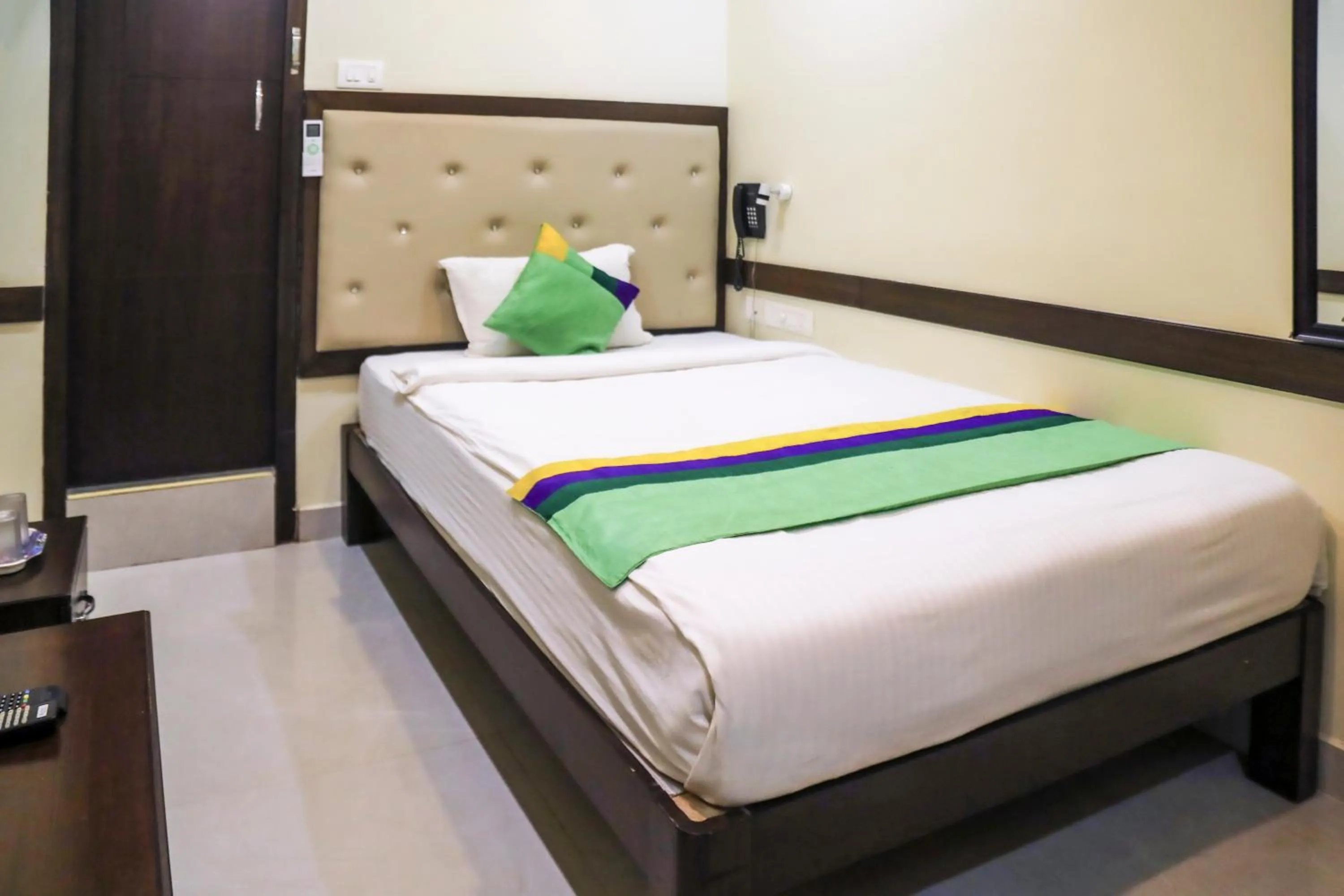 Bedroom, Bed in Treebo Naaz Royal