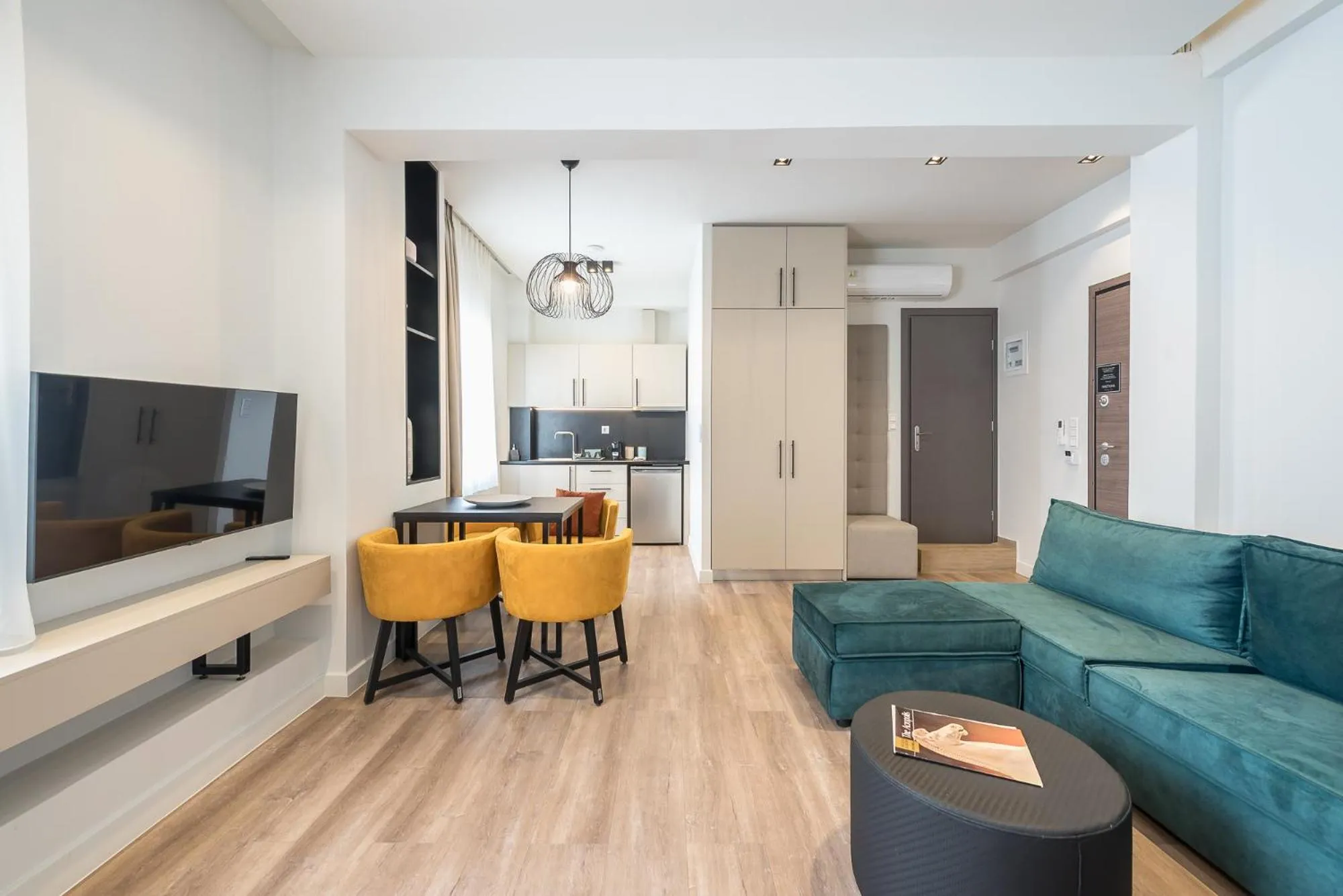 Communal lounge/ TV room in Aeiphoria Suites & Rooms - Athens