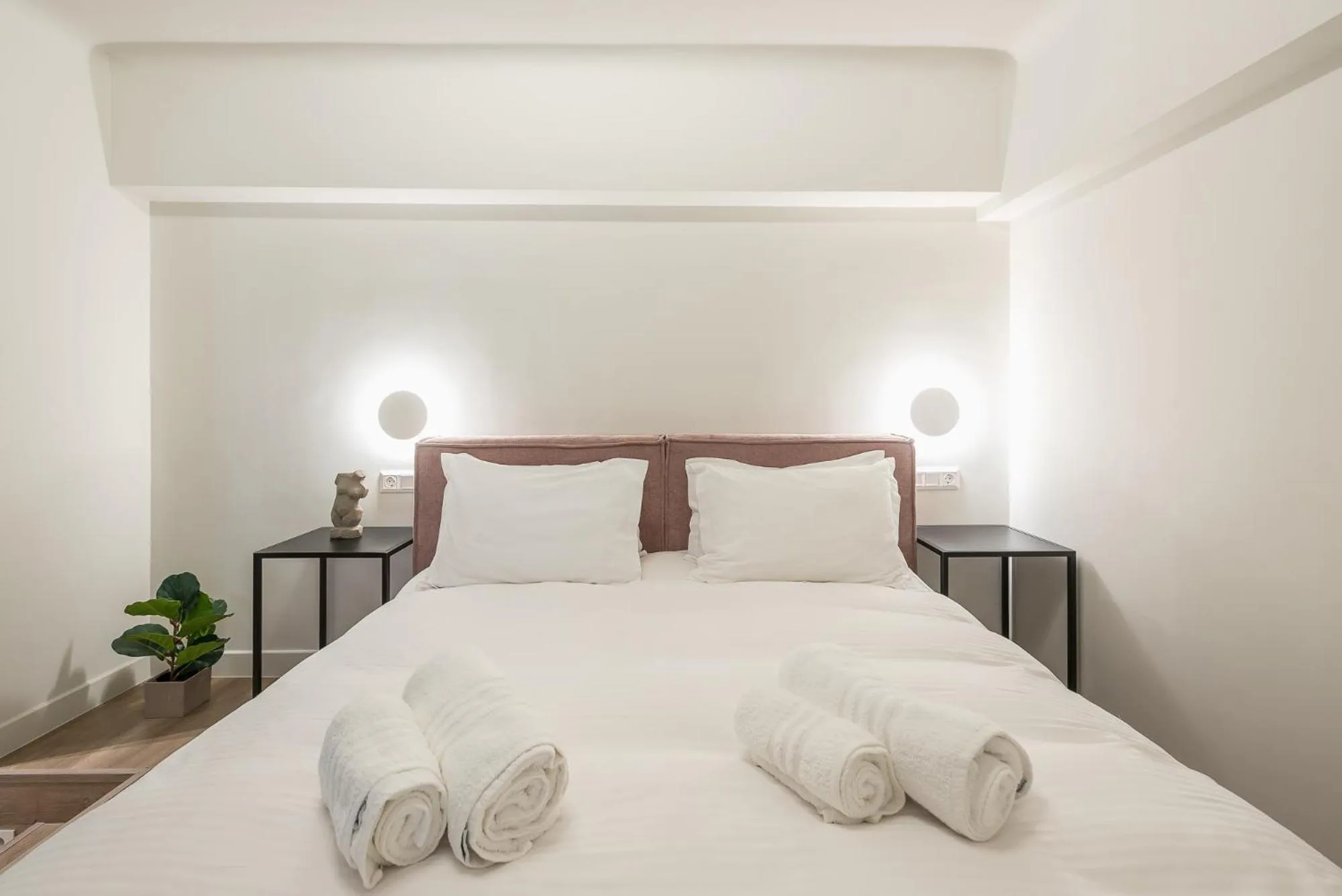 Bed in Aeiphoria Suites & Rooms - Athens