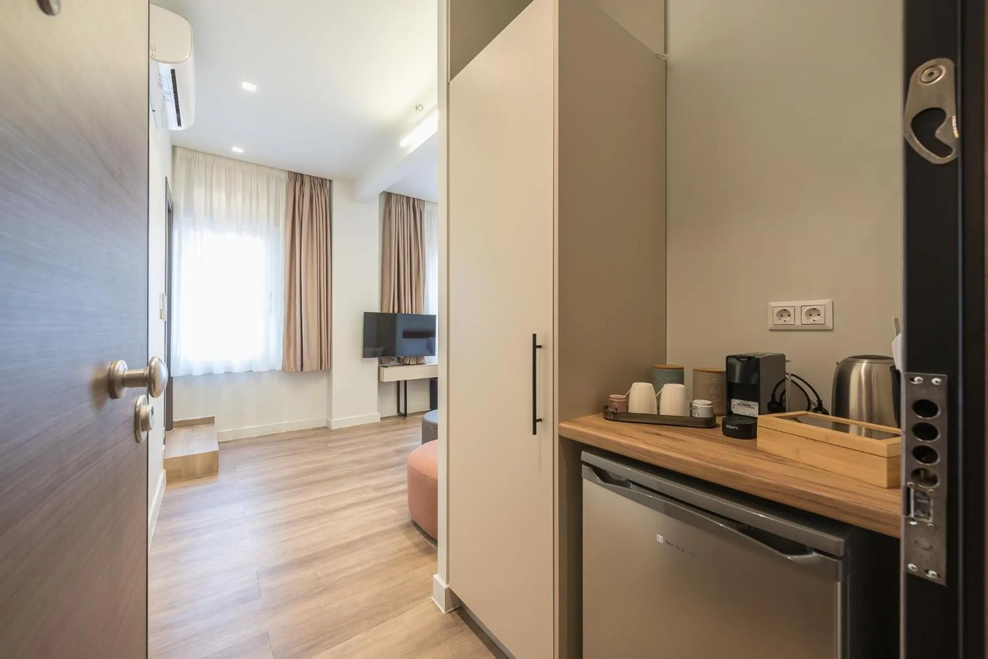 Coffee/tea facilities in Aeiphoria Suites & Rooms - Athens