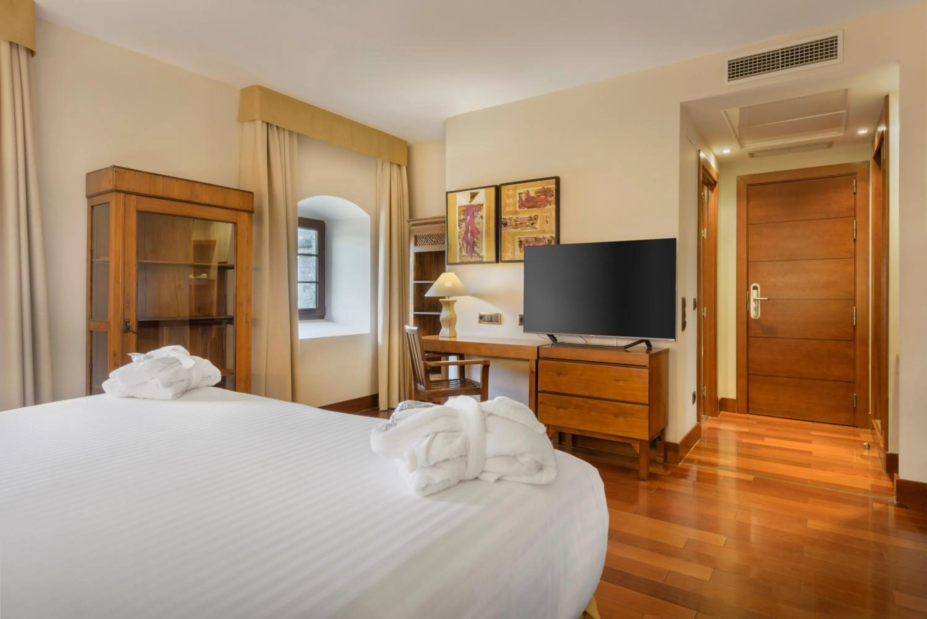 Bedroom, Bed in Hotel & Spa Monasterio de Boltaña