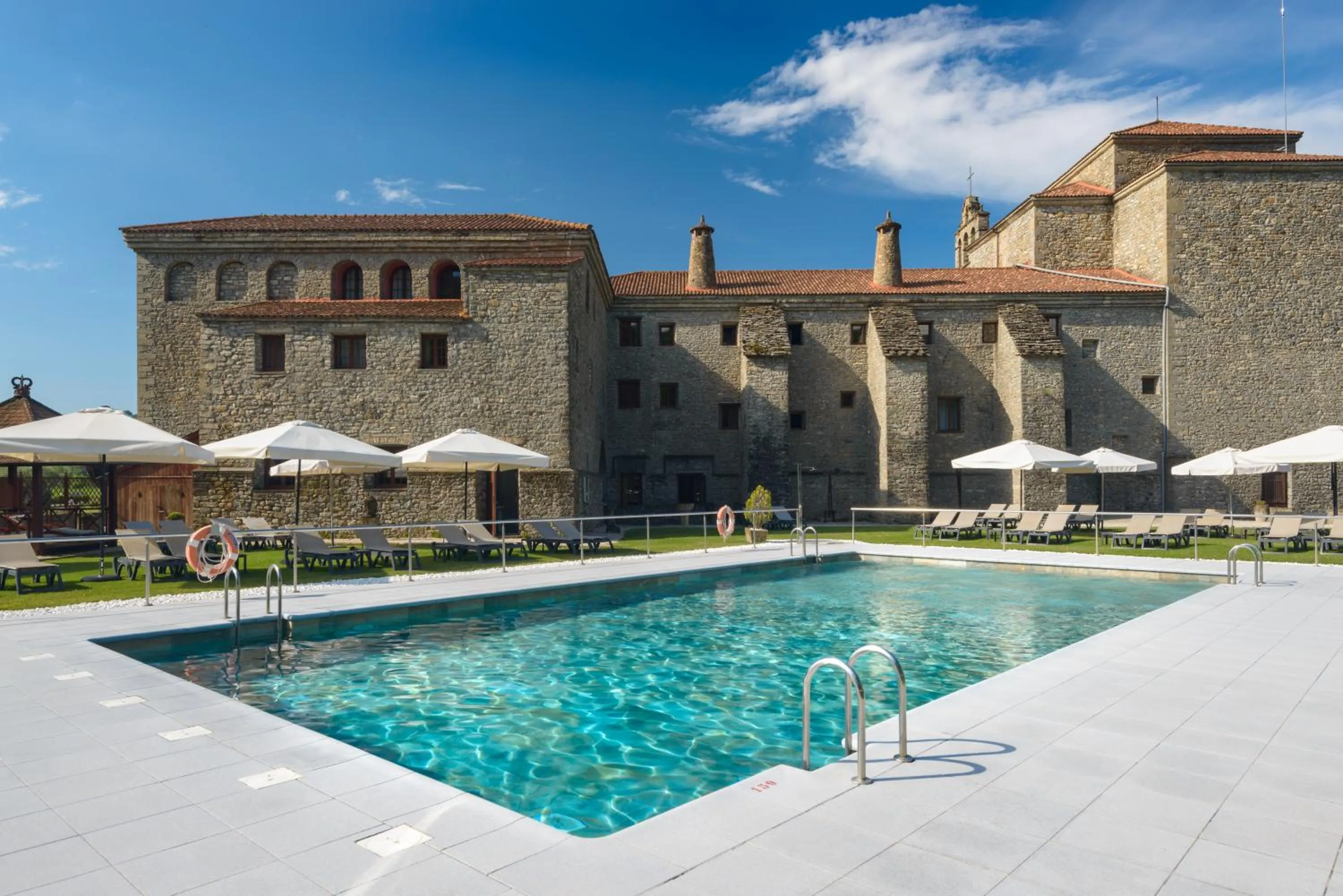 Swimming pool in Hotel & Spa Monasterio de Boltaña