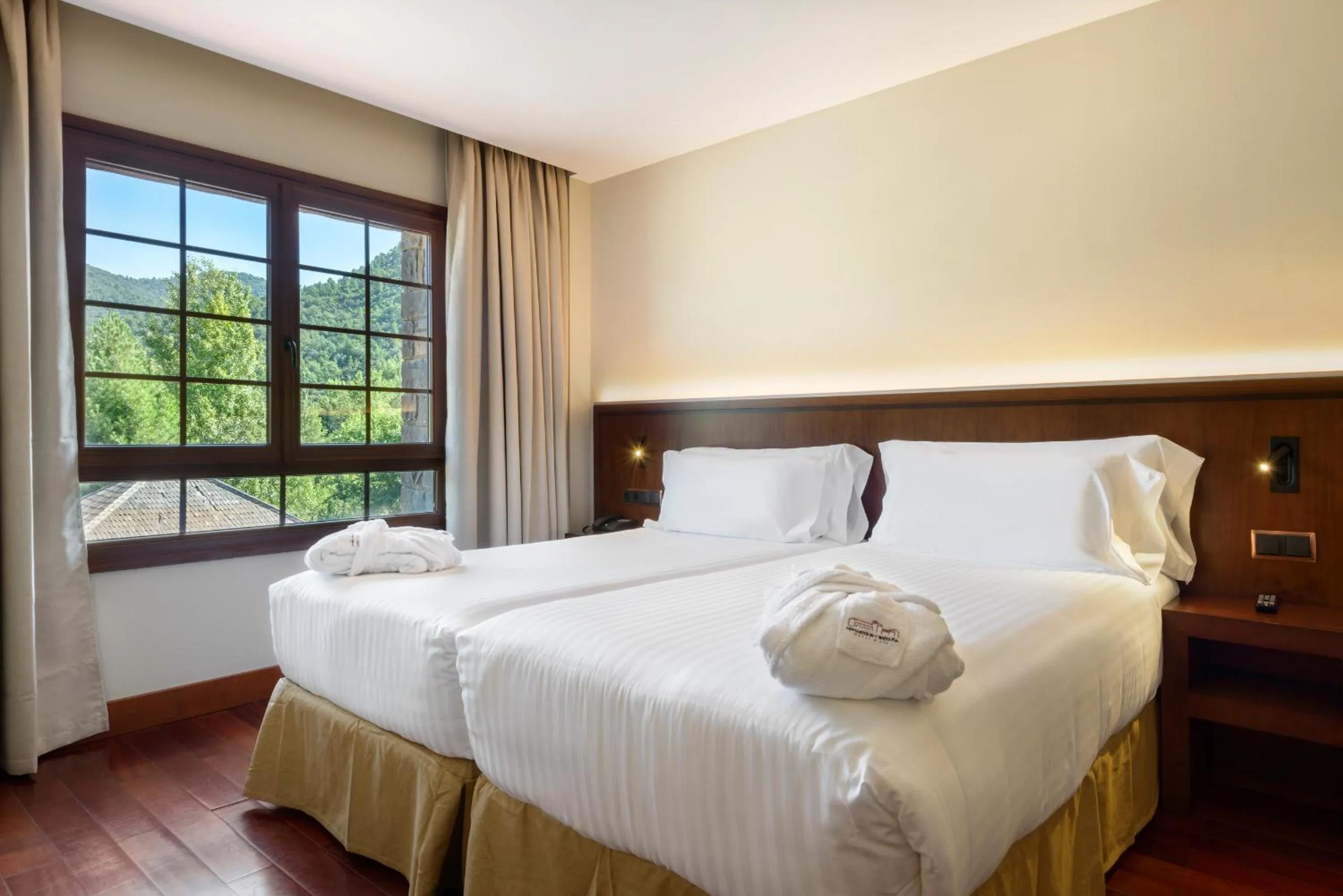 Bedroom, Bed in Hotel & Spa Monasterio de Boltaña