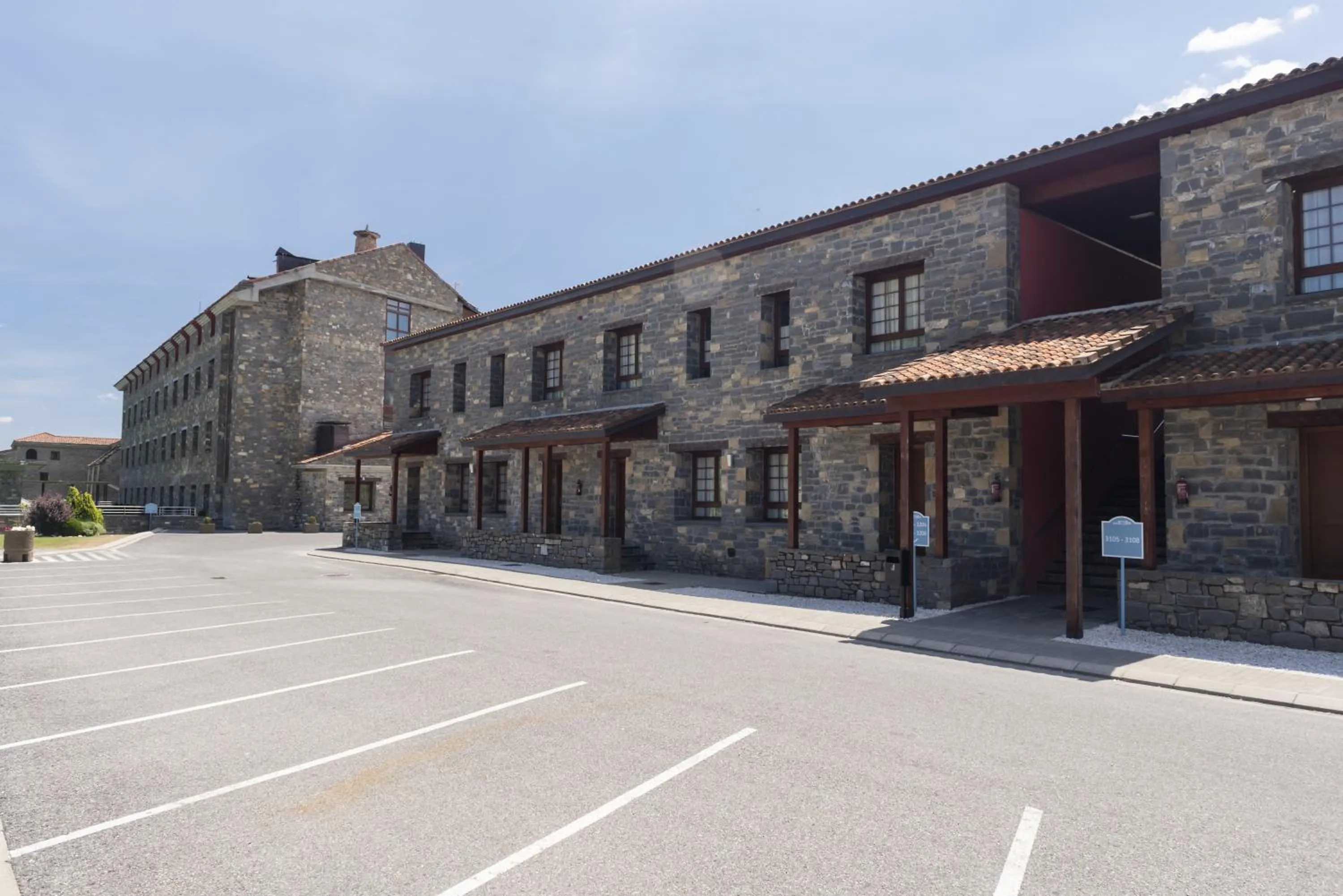 Facade/entrance in Hotel & Spa Monasterio de Boltaña