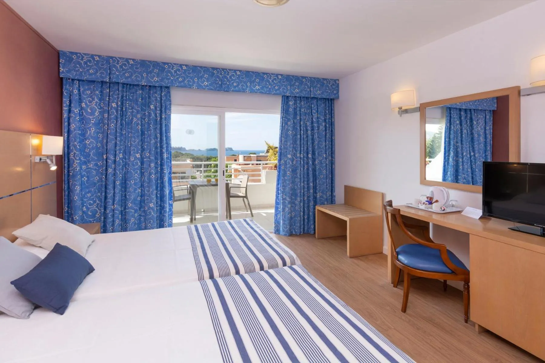 Balcony/Terrace, Bed in Mar Hotels Paguera & Spa