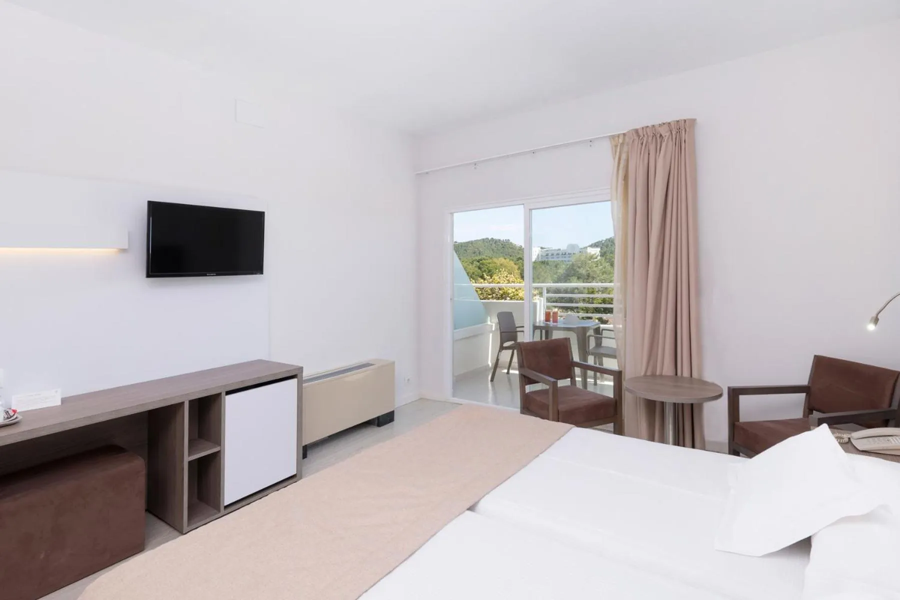 Balcony/Terrace, Bed in Mar Hotels Paguera & Spa