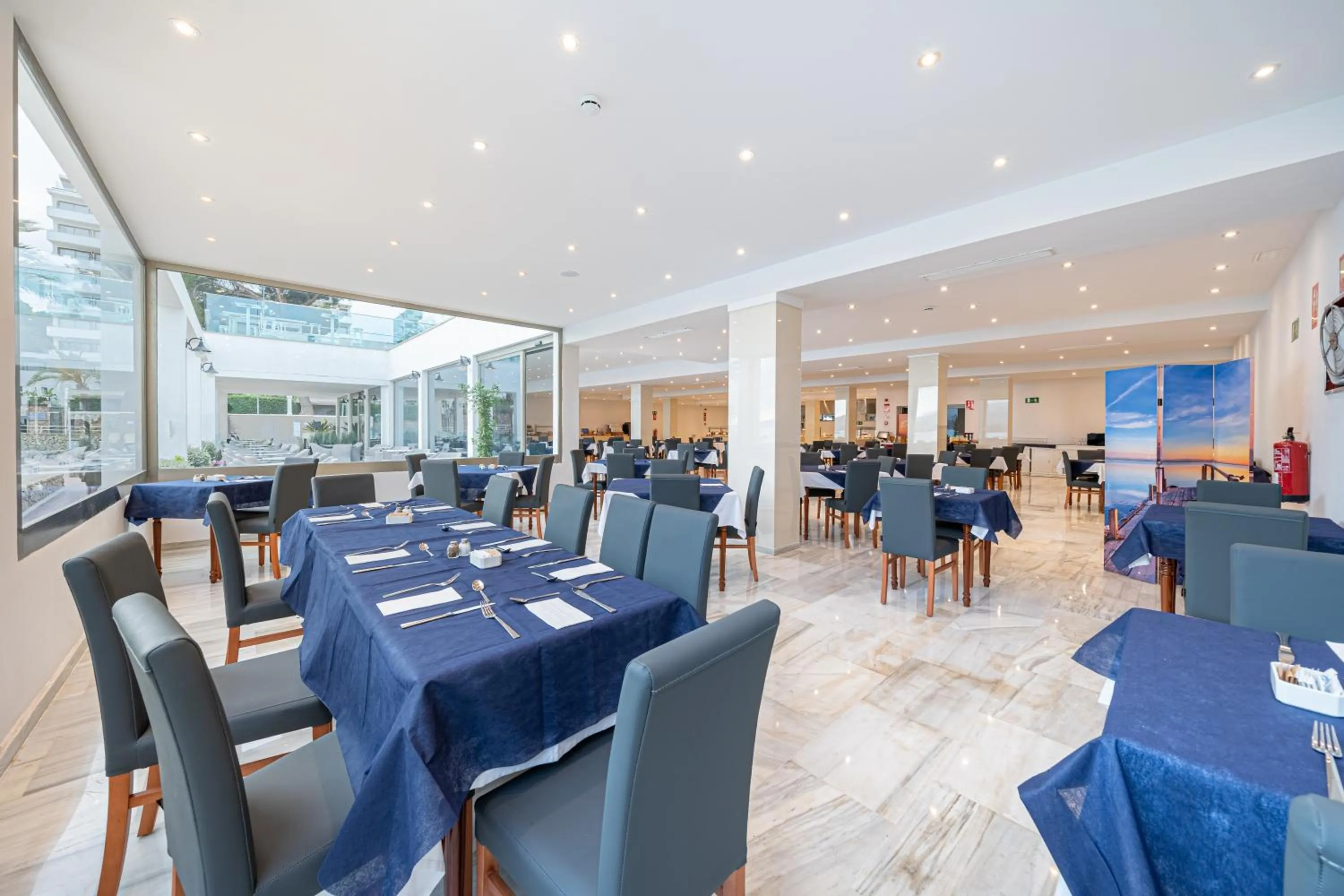 Restaurant/places to eat in Seramar Hotel Comodoro Playa