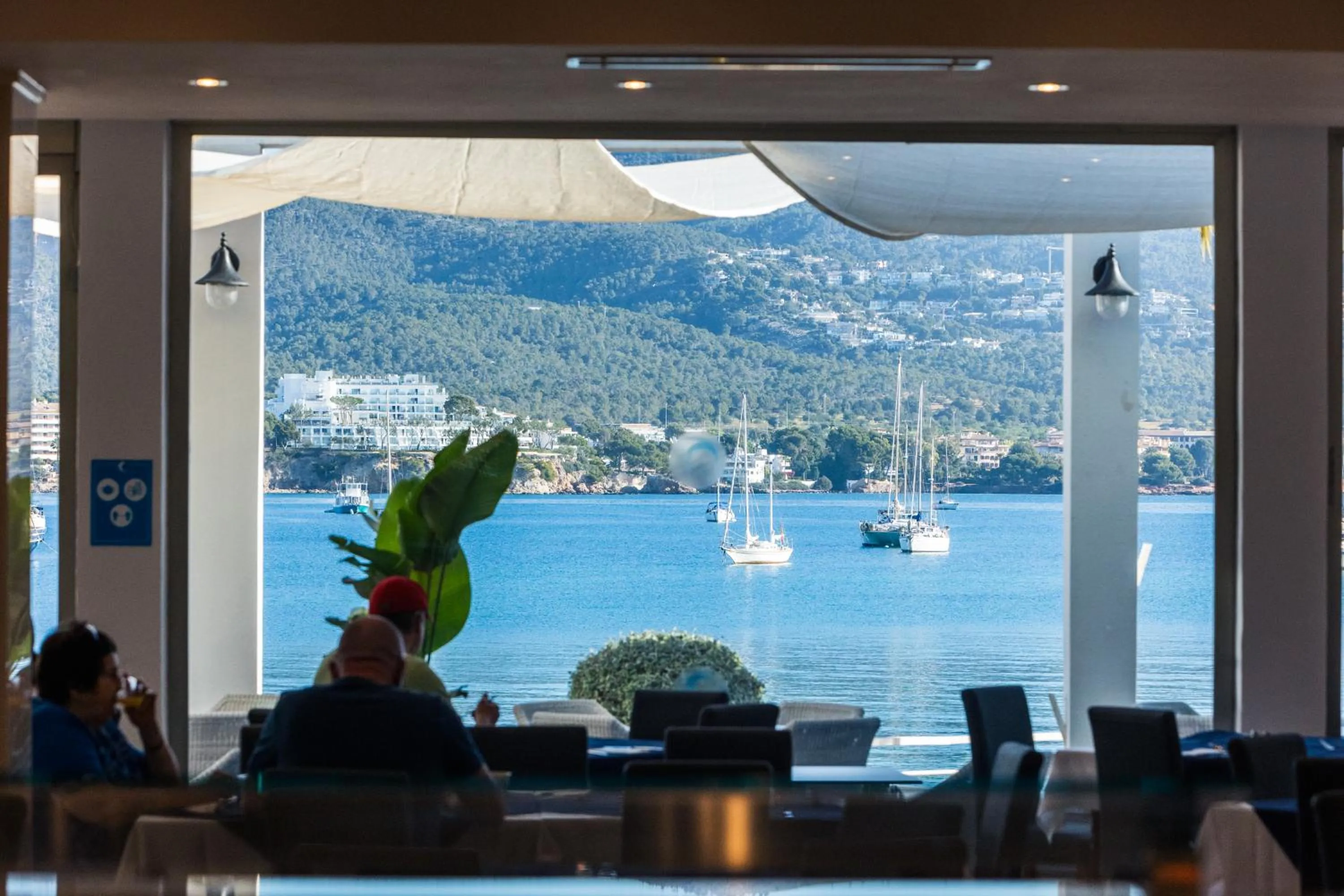 Restaurant/places to eat in Seramar Hotel Comodoro Playa