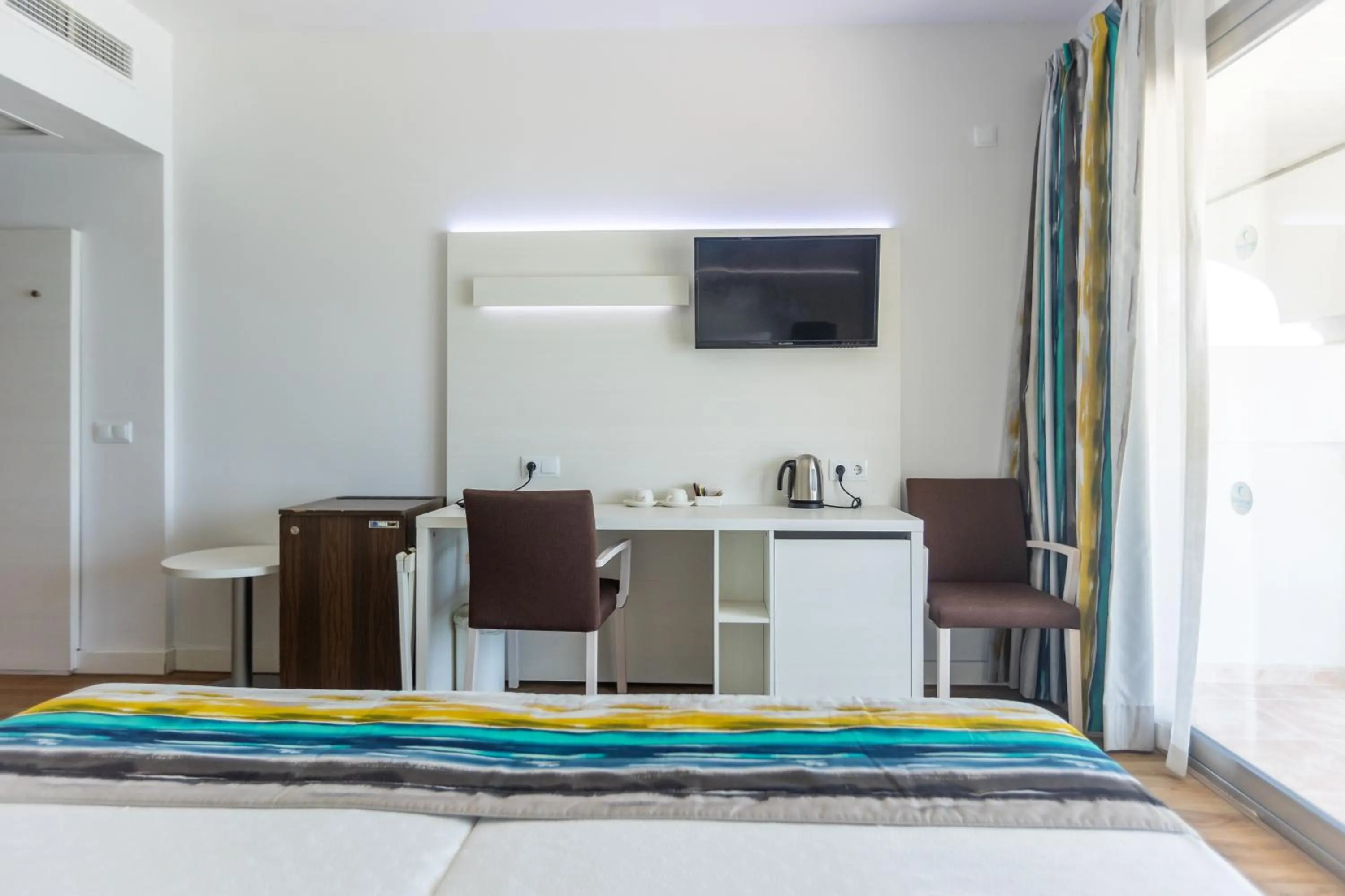 TV and multimedia in Seramar Hotel Comodoro Playa