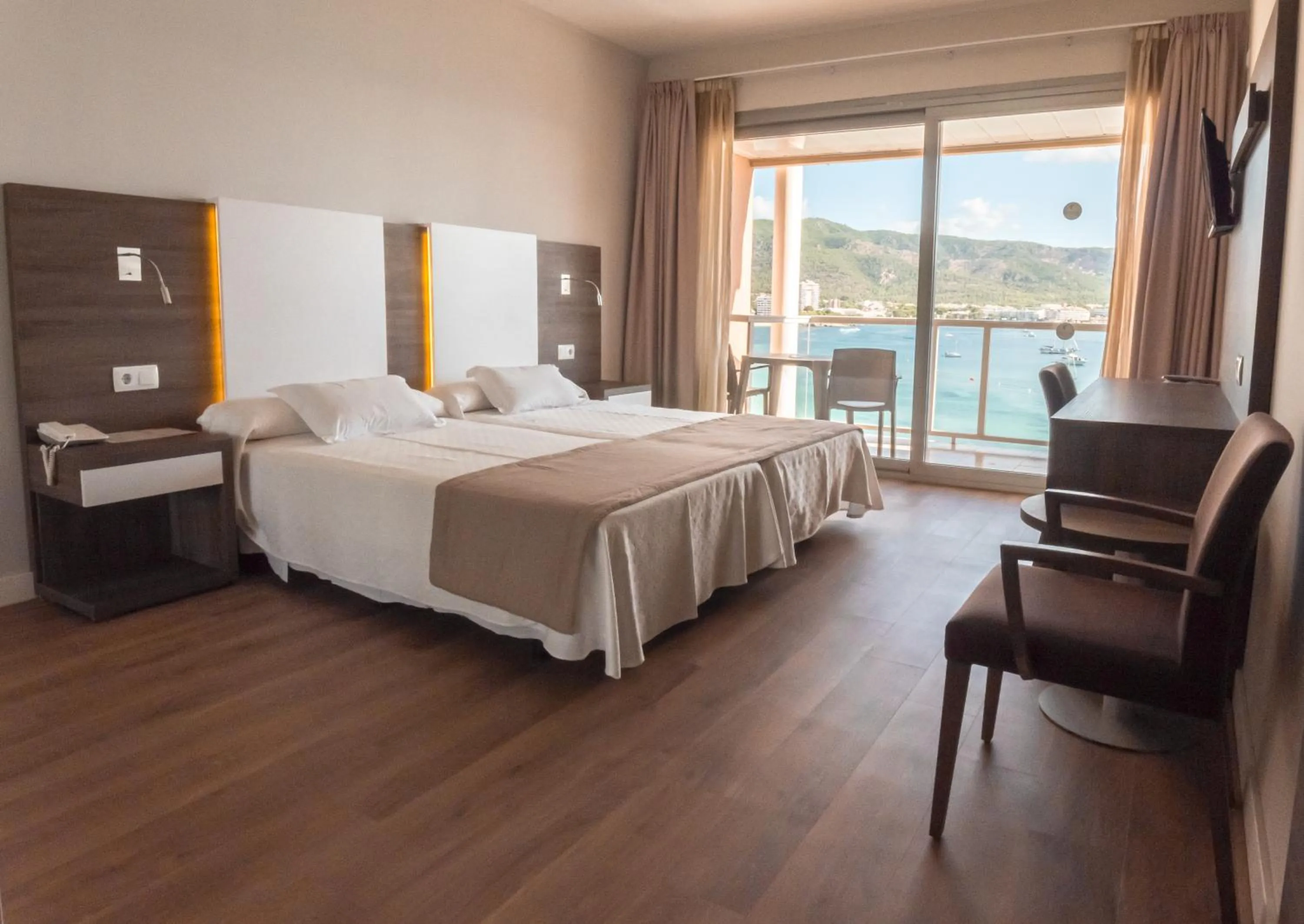 Sea view, Bed in Seramar Hotel Comodoro Playa