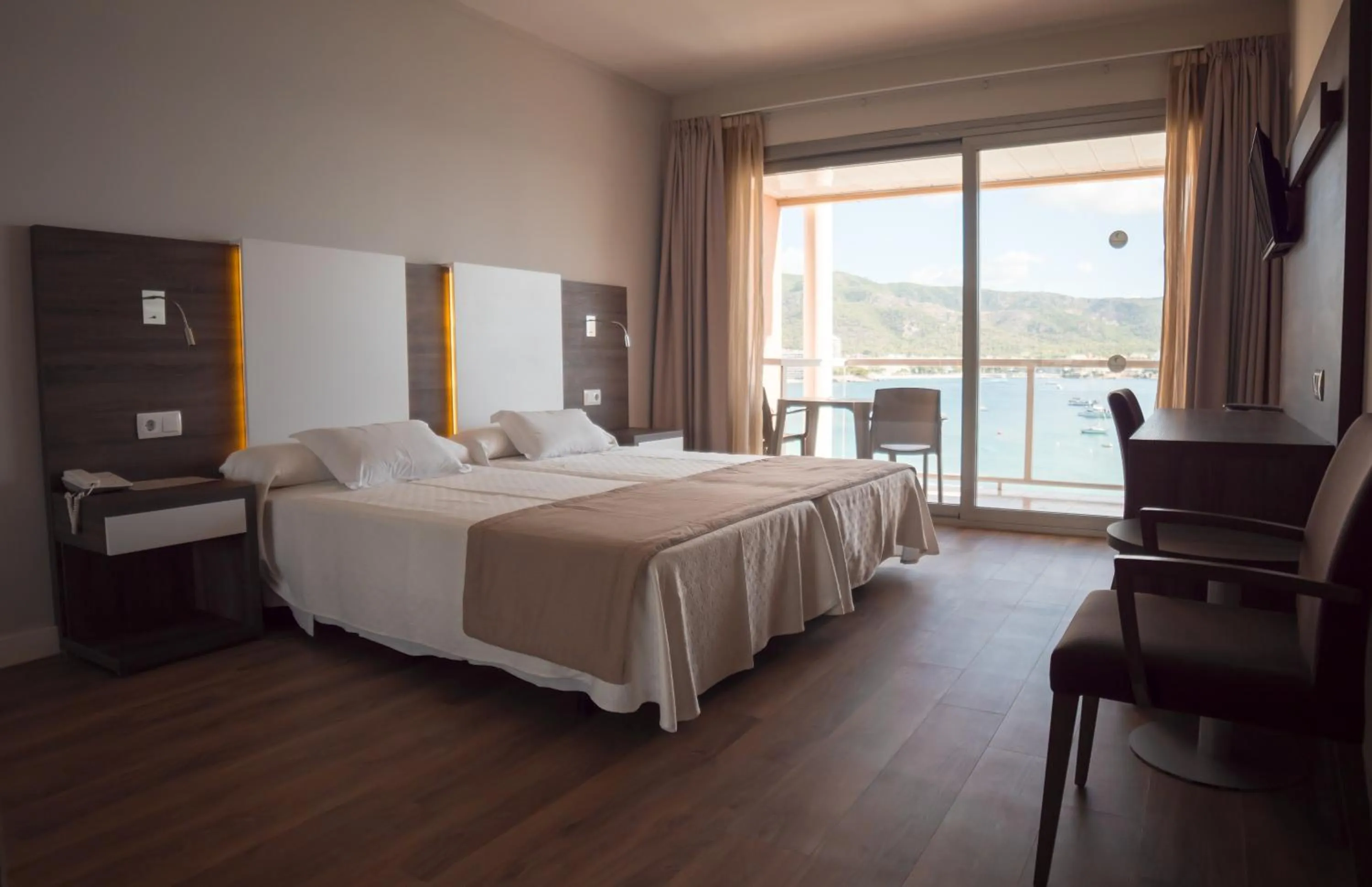 Bed in Seramar Hotel Comodoro Playa