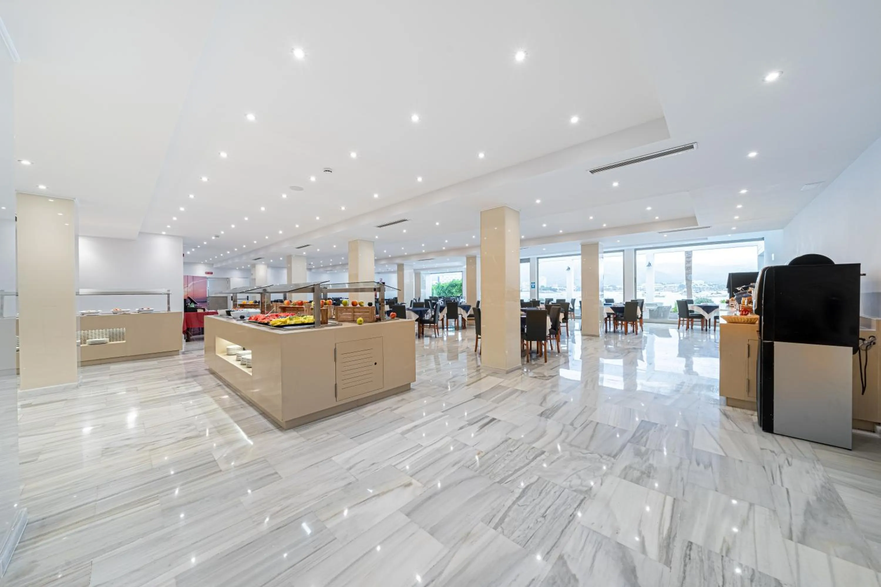 Restaurant/places to eat in Seramar Hotel Comodoro Playa