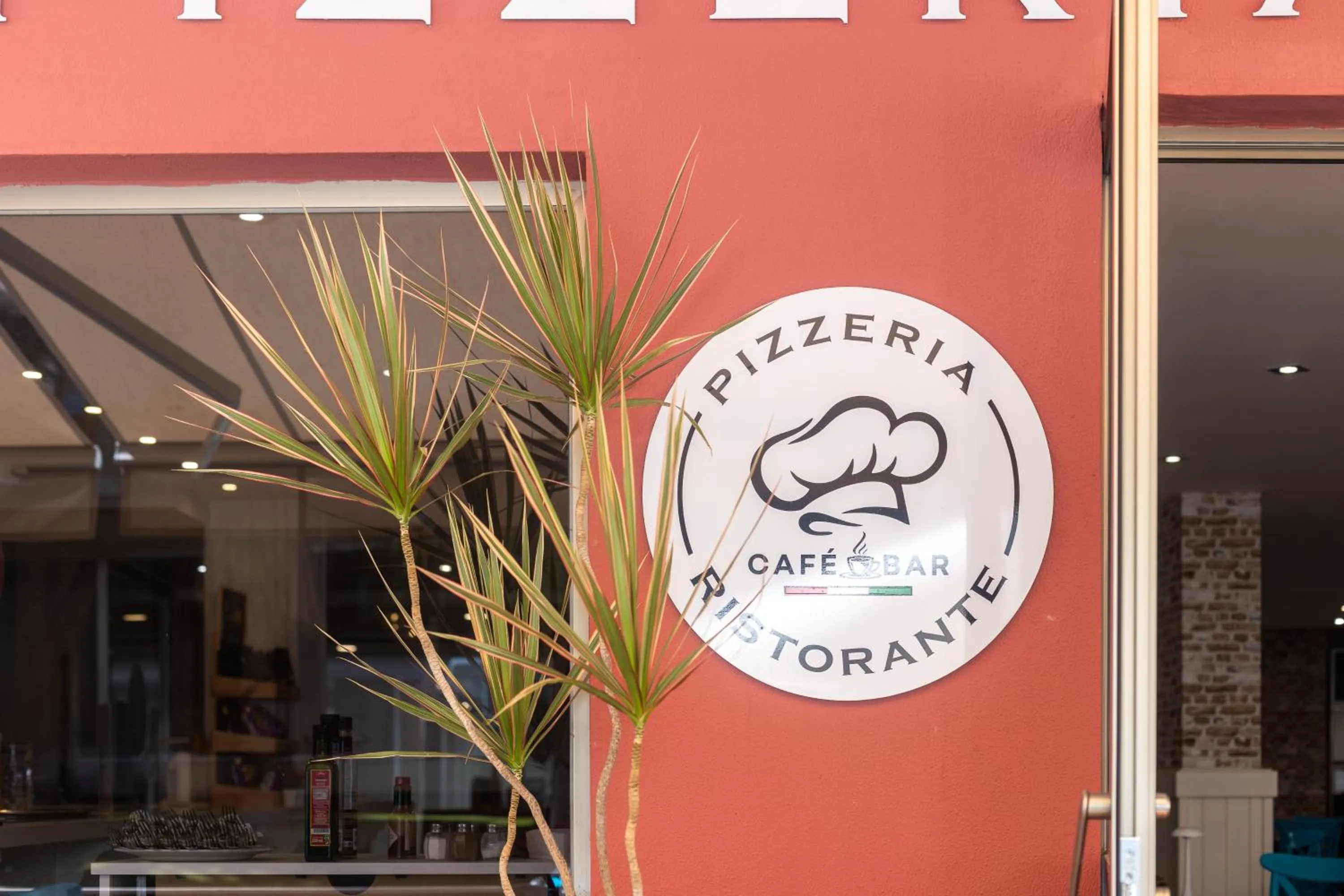 Restaurant/places to eat in Seramar Hotel Luna Park Adults Only