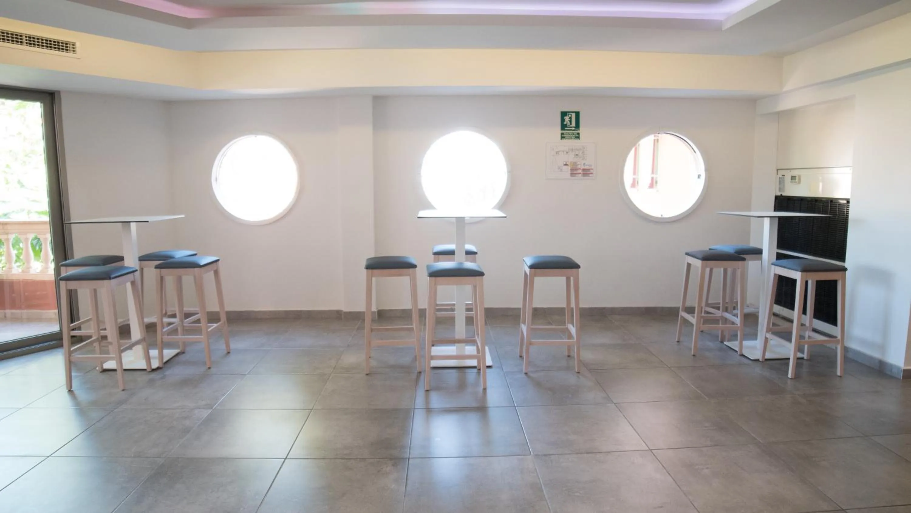 Restaurant/places to eat in Seramar Hotel Luna Park Adults Only