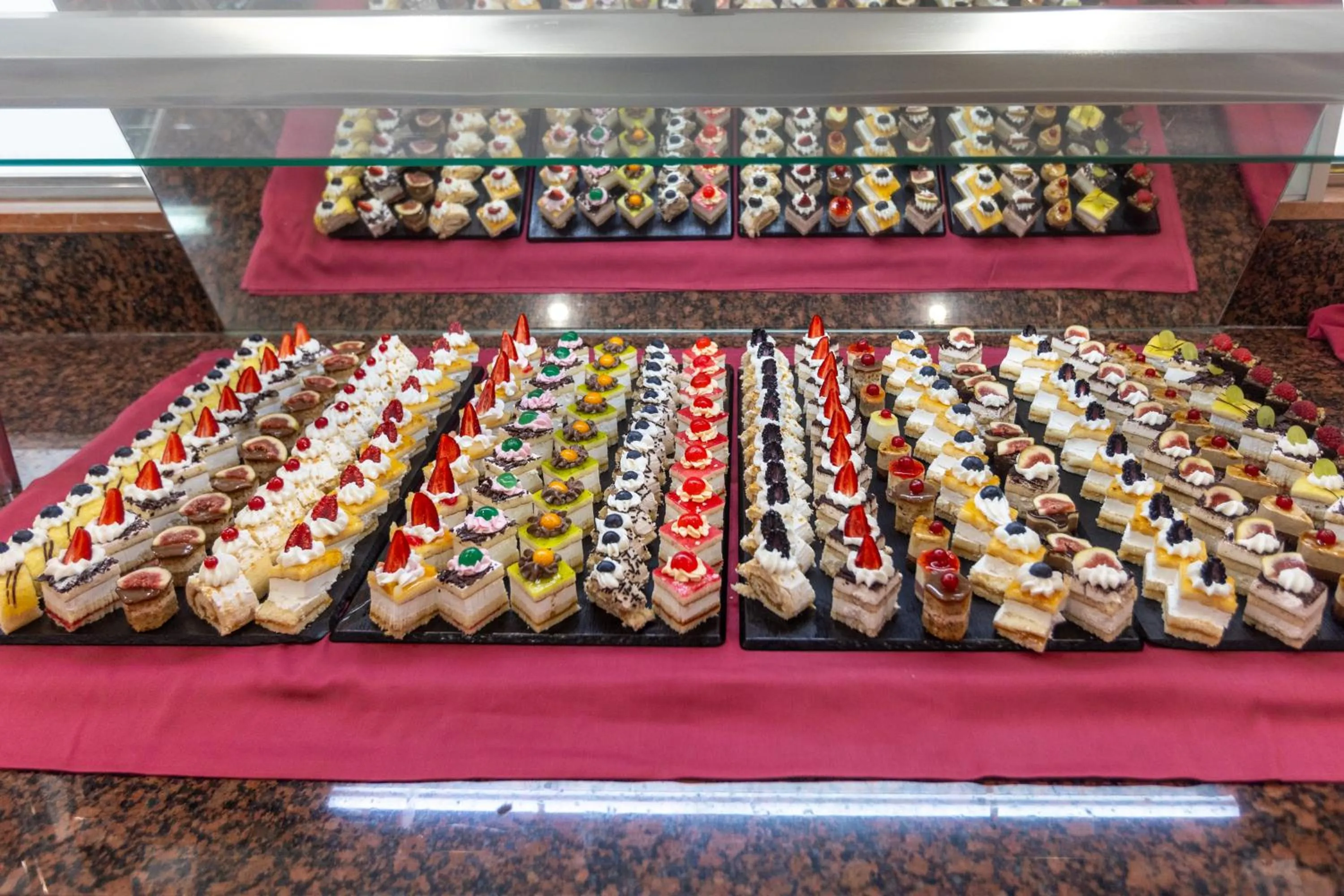 Restaurant/places to eat in Seramar Hotel Luna Park Adults Only