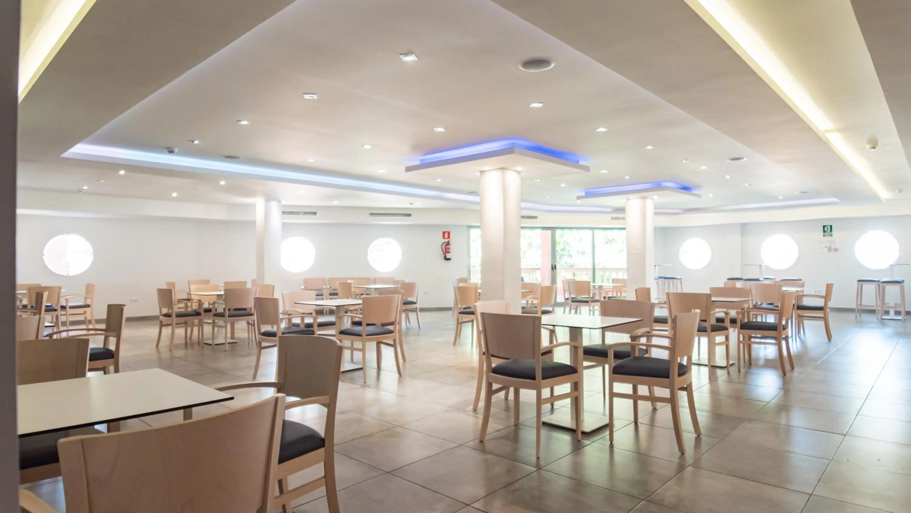 Restaurant/places to eat in Seramar Hotel Luna Park Adults Only