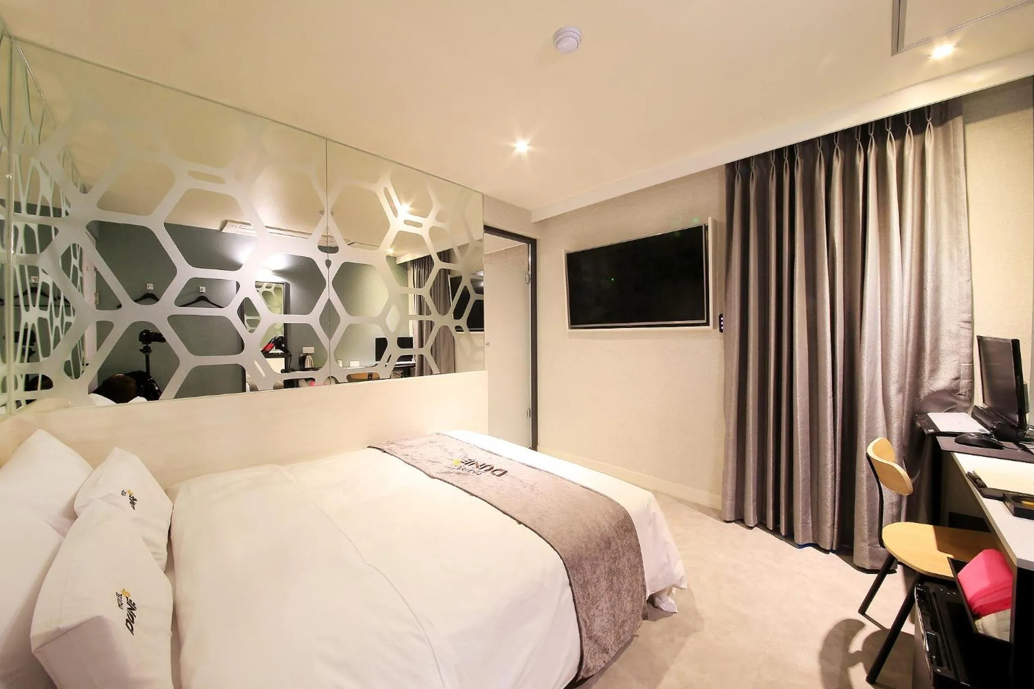 Communal lounge/ TV room, Bed in DUNE45