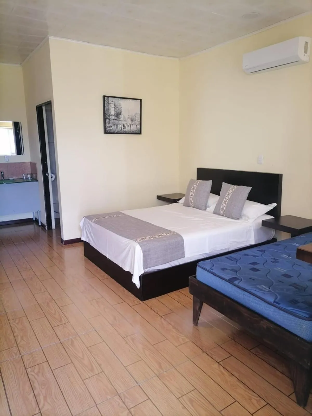 Bed in Villa Garita Inn