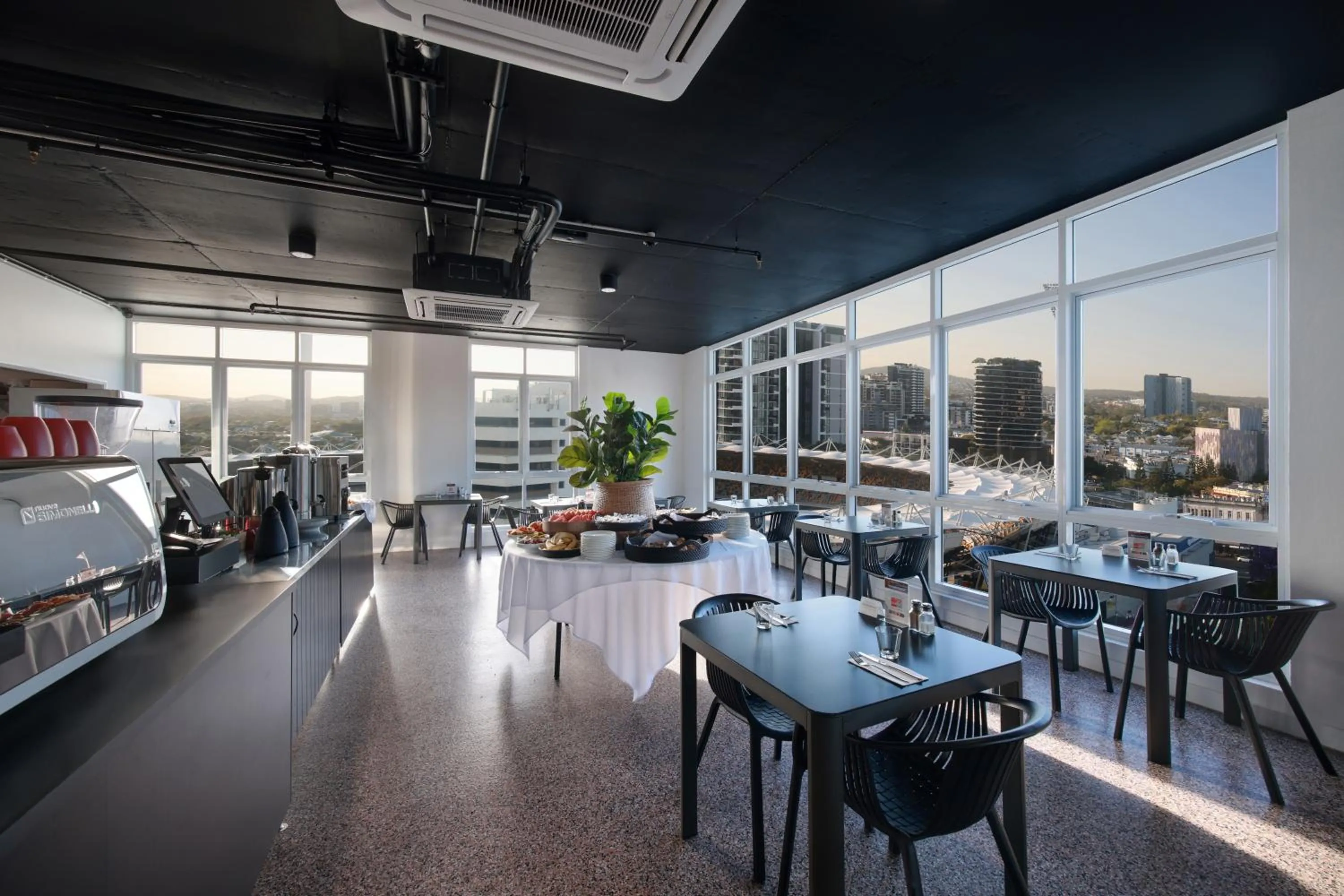 Restaurant/places to eat in Swiss-Belhotel Woolloongabba, Brisbane