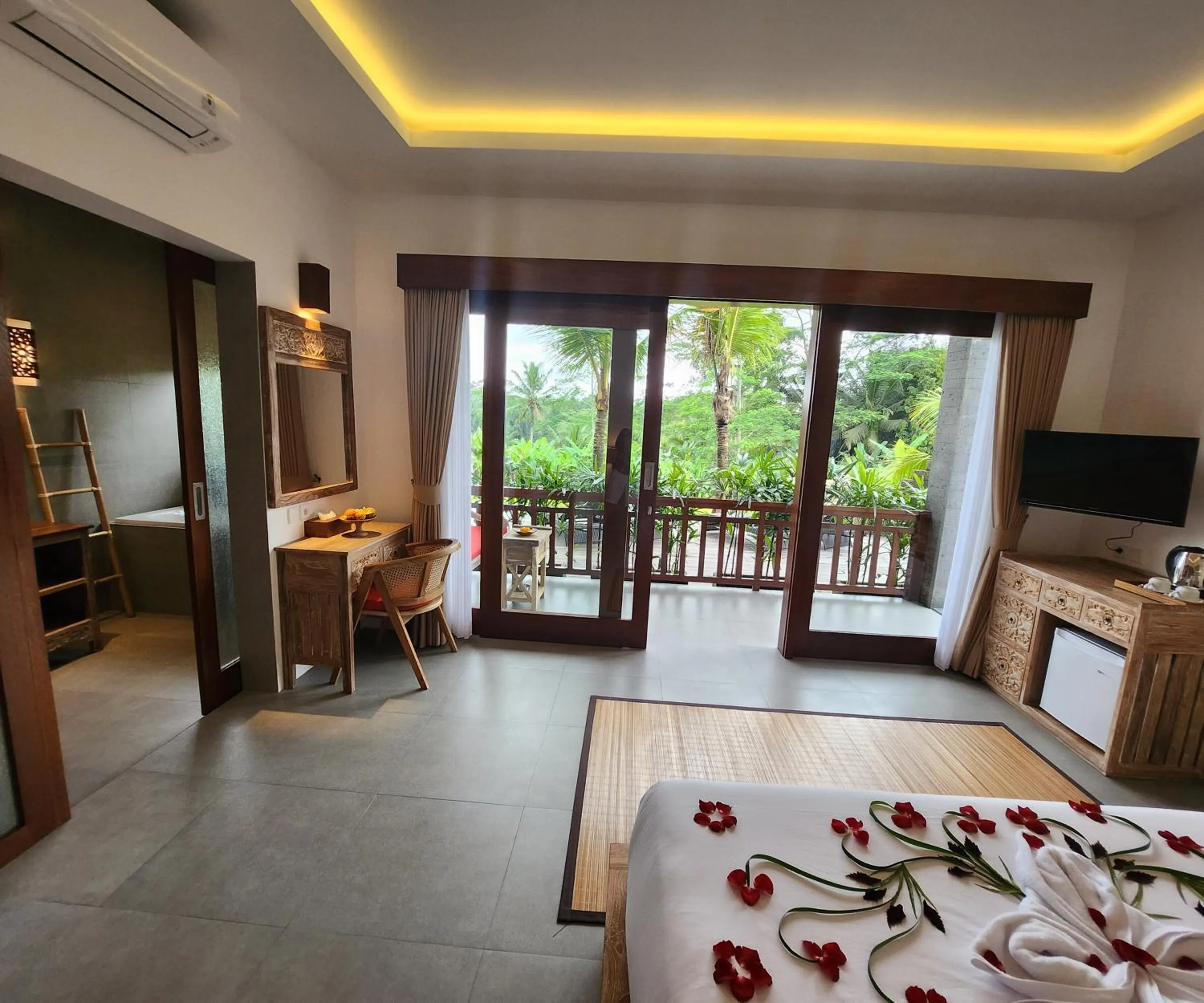 View (from property/room), Bed in Pinggala Villa Ubud