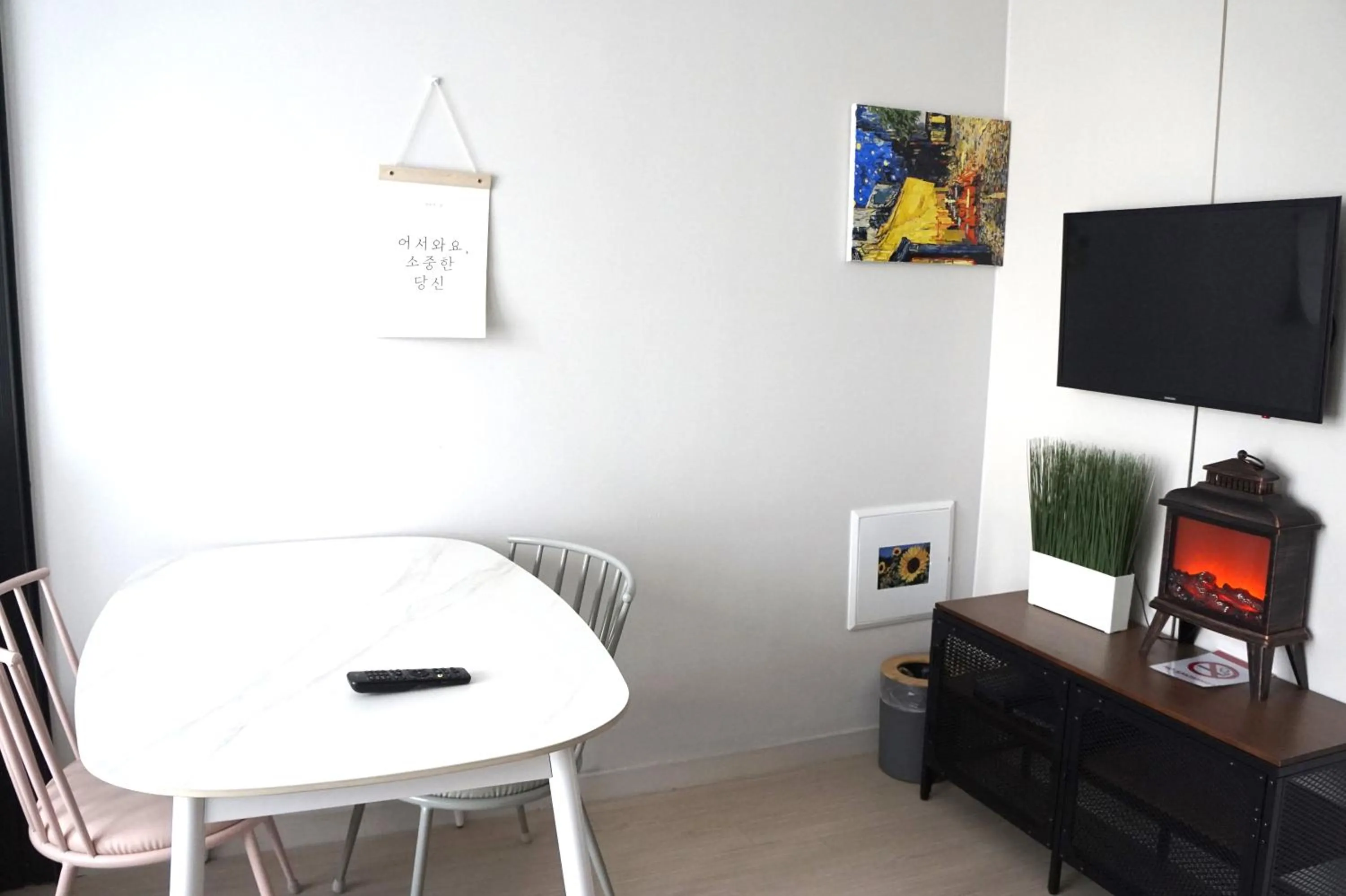 Communal lounge/ TV room in Wellstay hotel Incheon