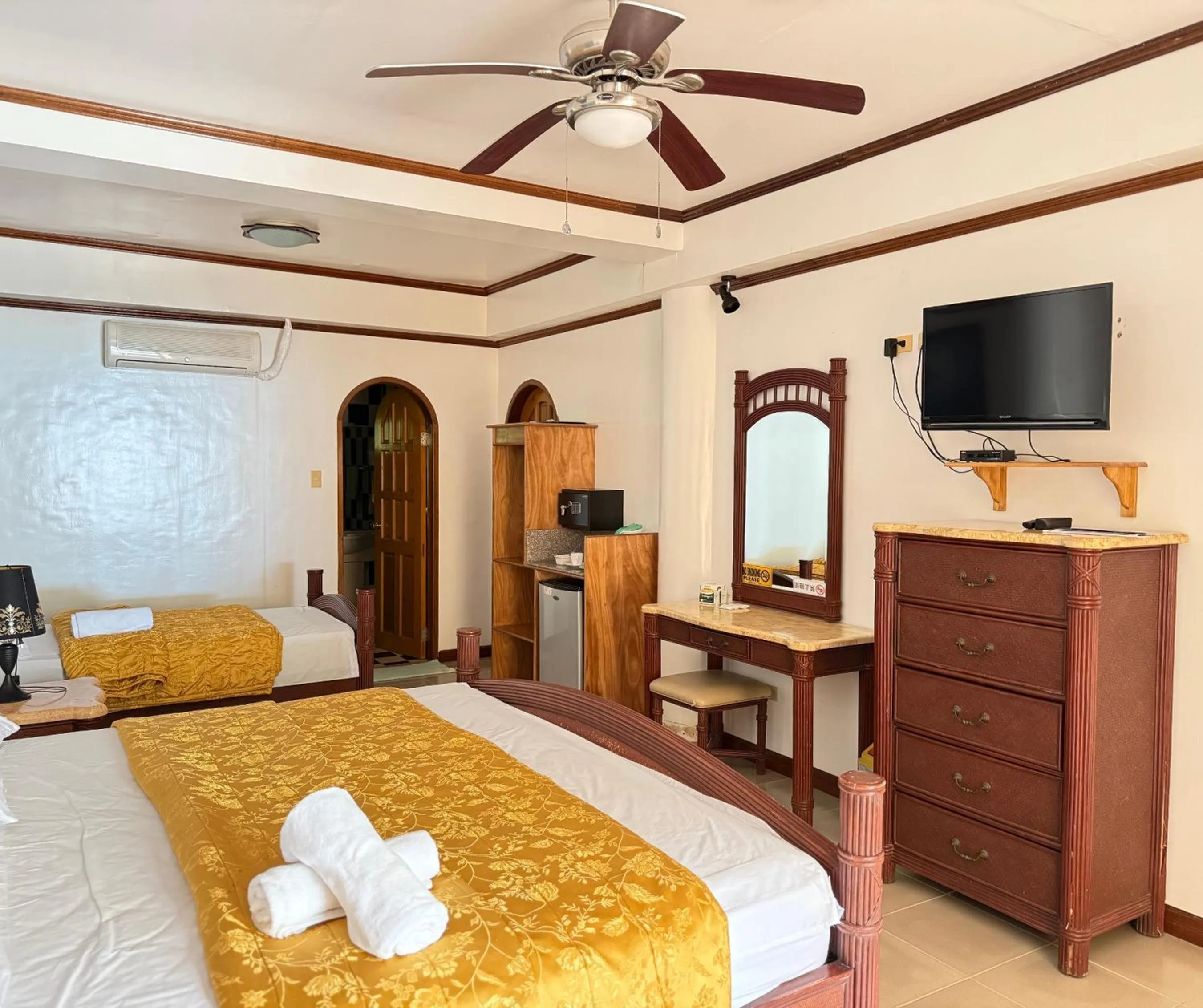 TV and multimedia, Bed in Lalaguna Beach Club & Dive Centre