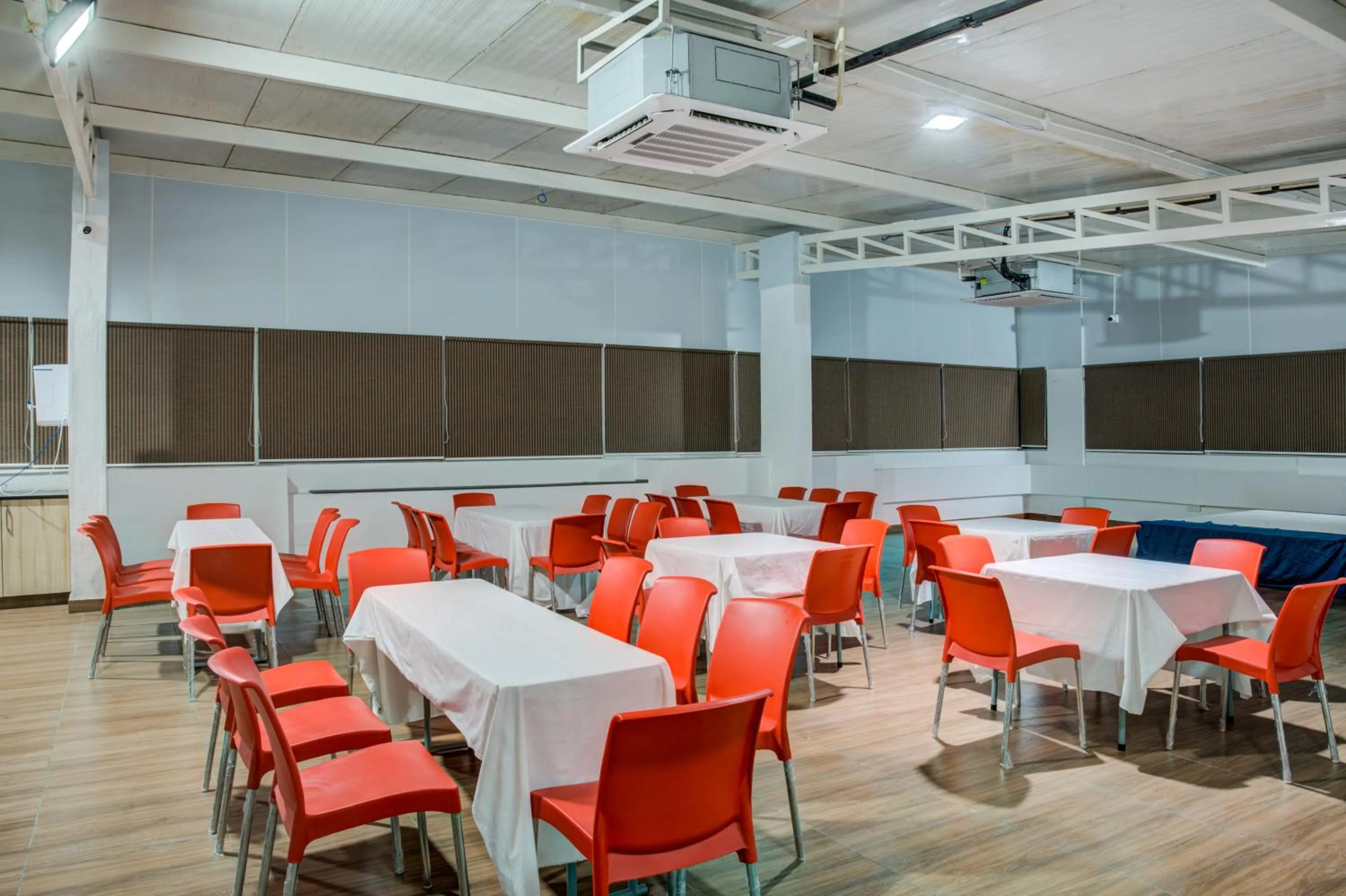 Restaurant/places to eat in Hotel Sterling Inn Bangalore International Airport