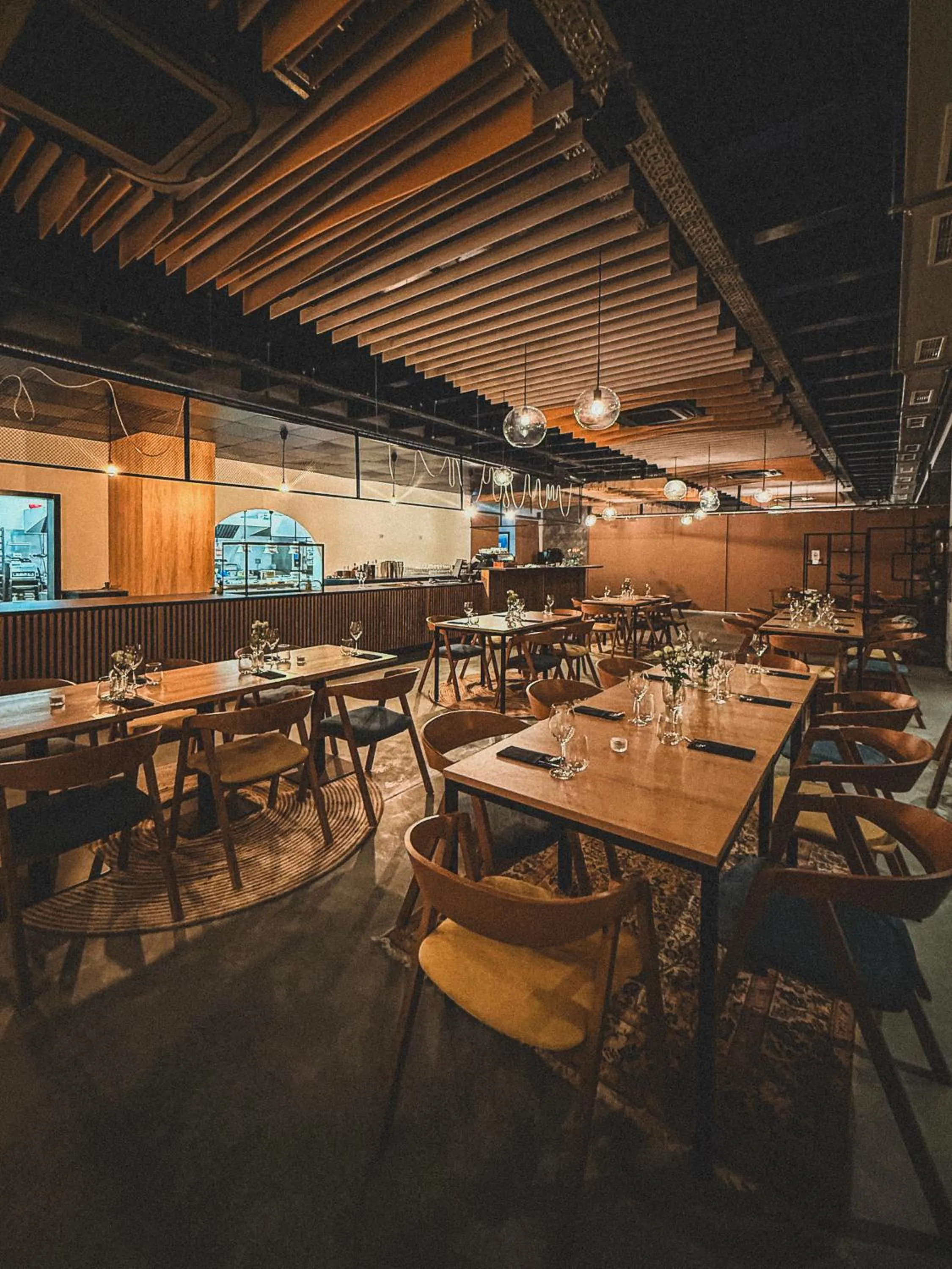 Restaurant/places to eat in Hotel Campus 90 - Free Parking