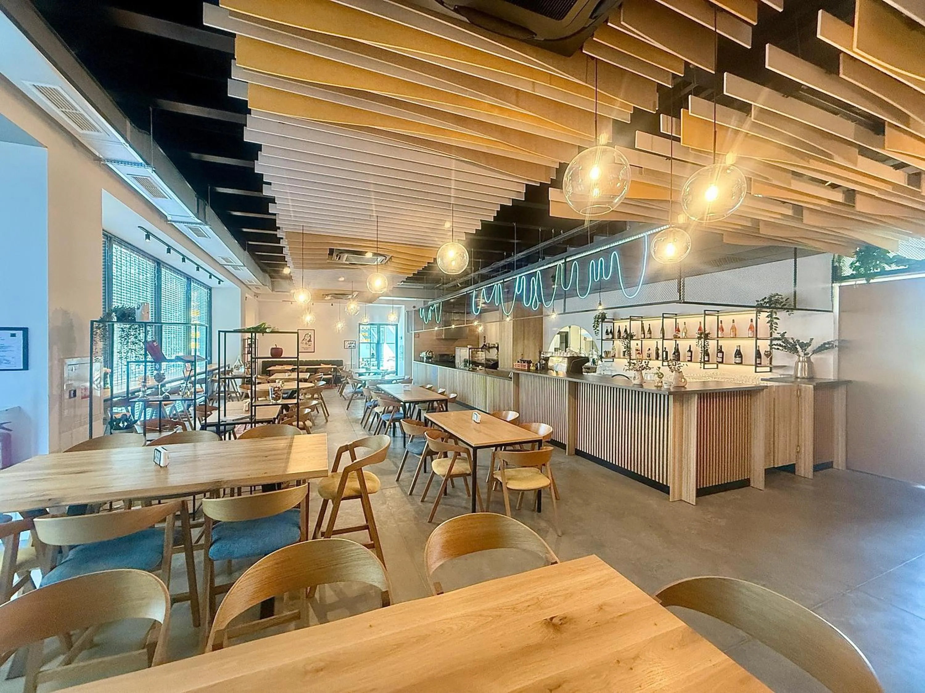 Restaurant/places to eat in Hotel Campus 90 - Free Parking