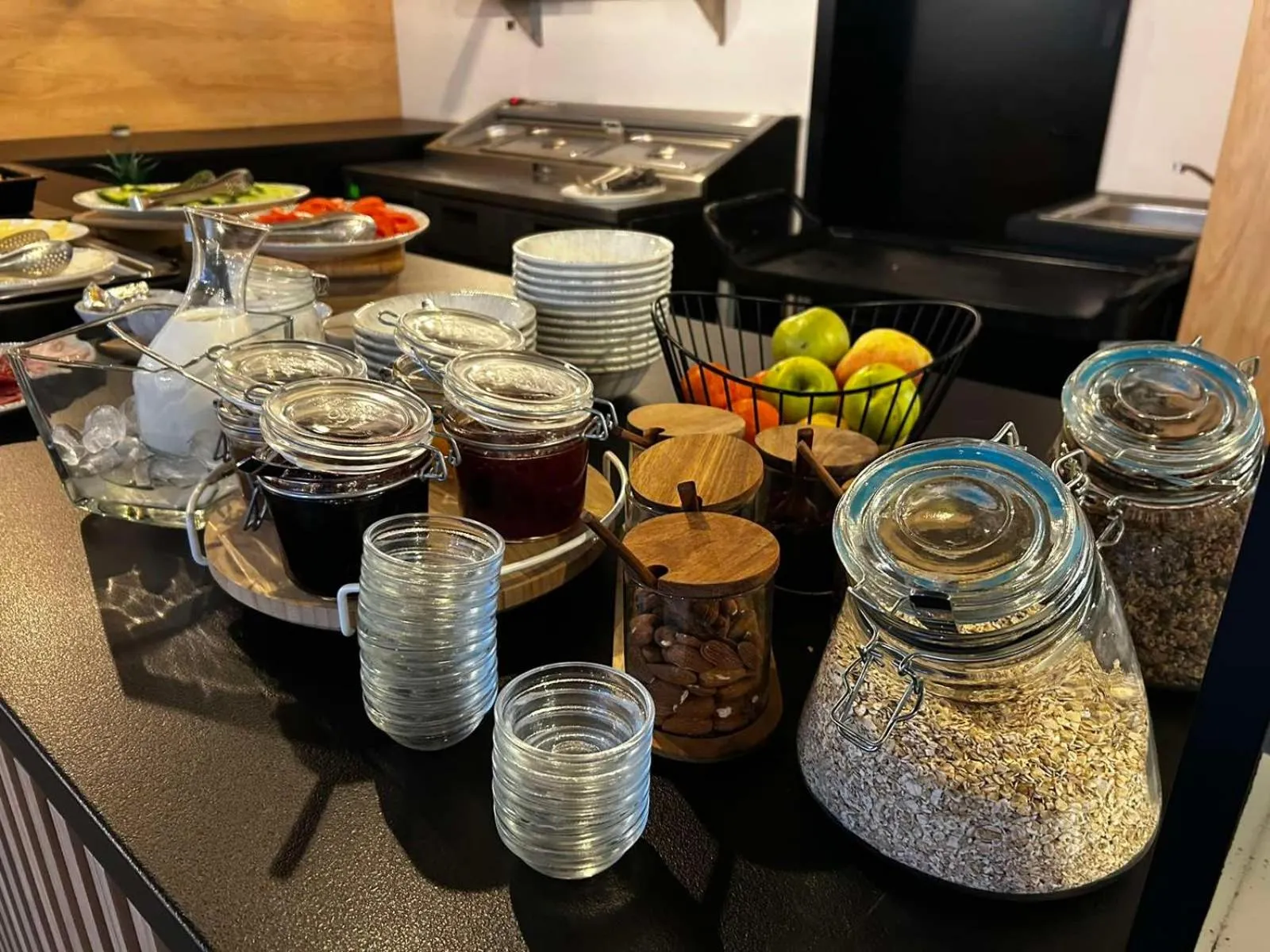 Restaurant/places to eat in Hotel Campus 90 - Free Parking