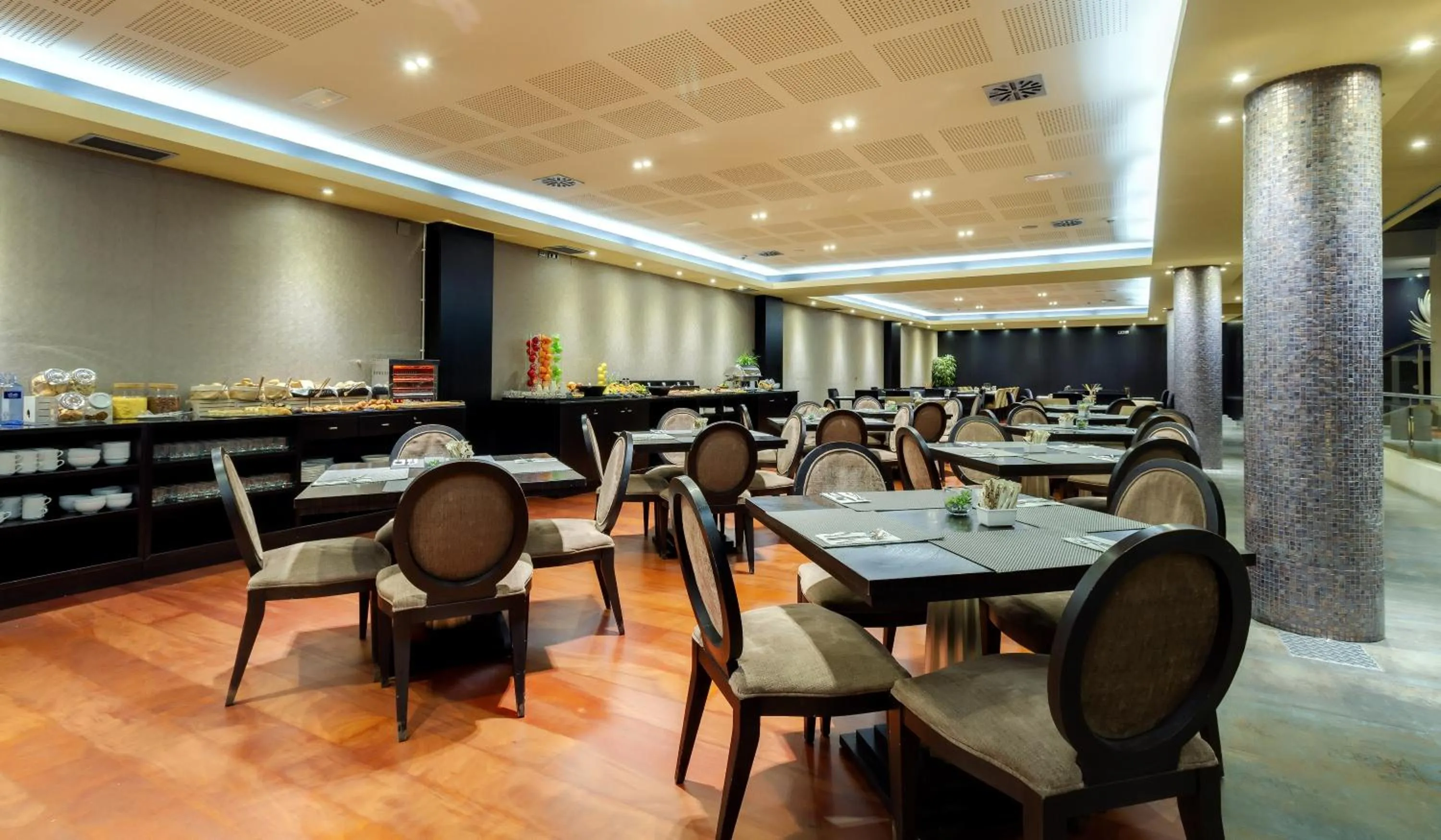 Restaurant/places to eat in Iberik Santo Domingo Plaza Hotel