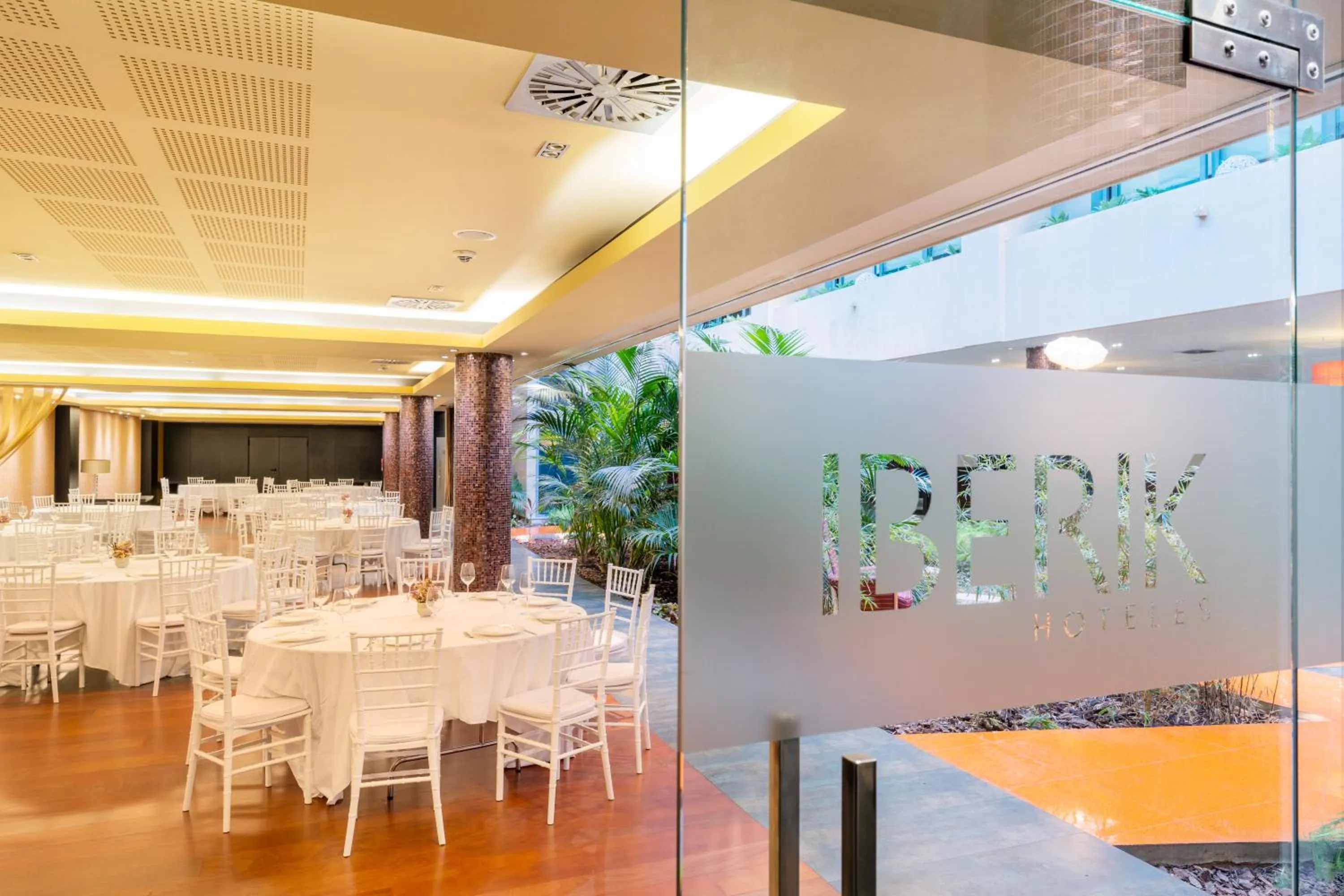Restaurant/places to eat in Iberik Santo Domingo Plaza Hotel