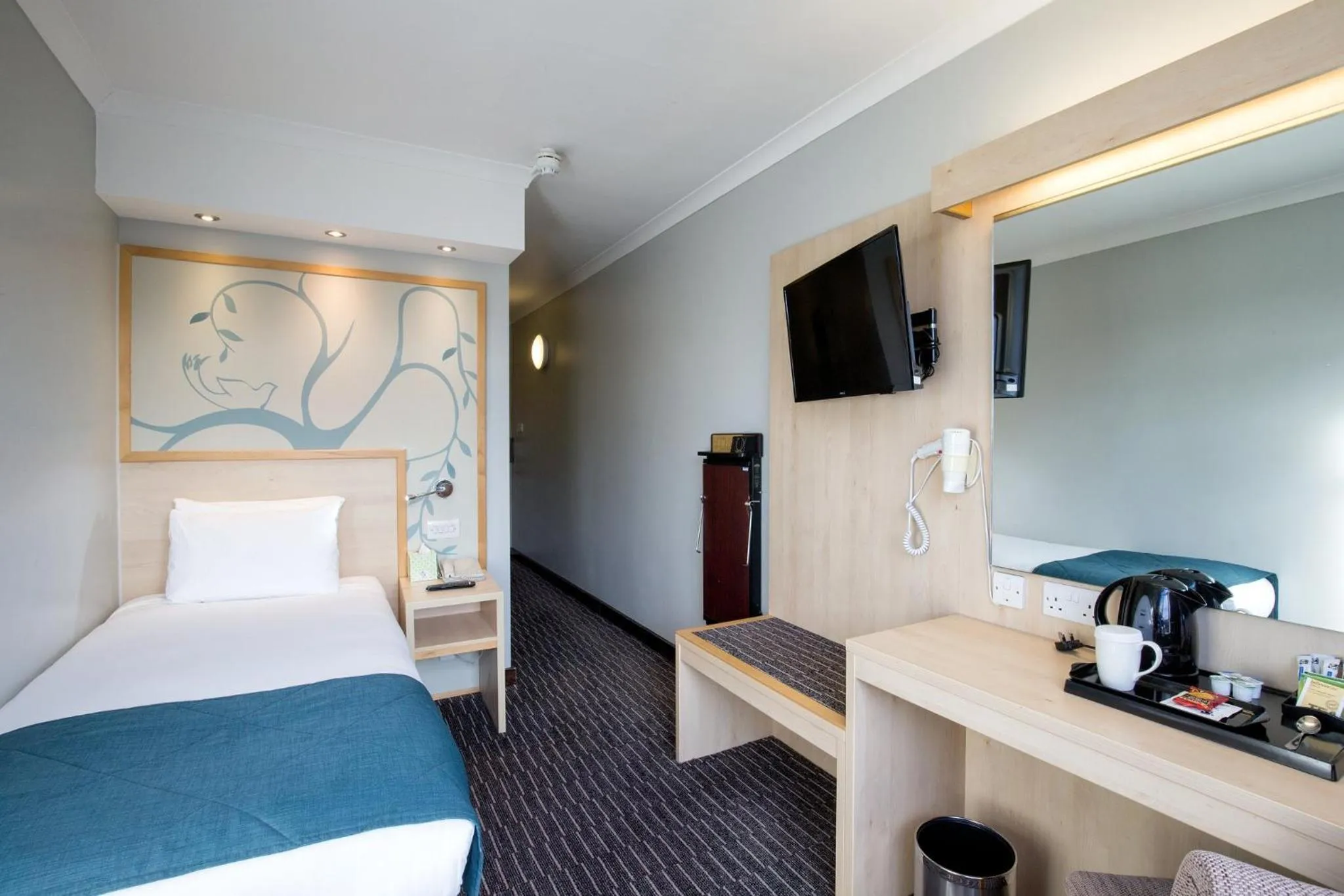 Photo of the whole room, Bed in Bedford Hotel