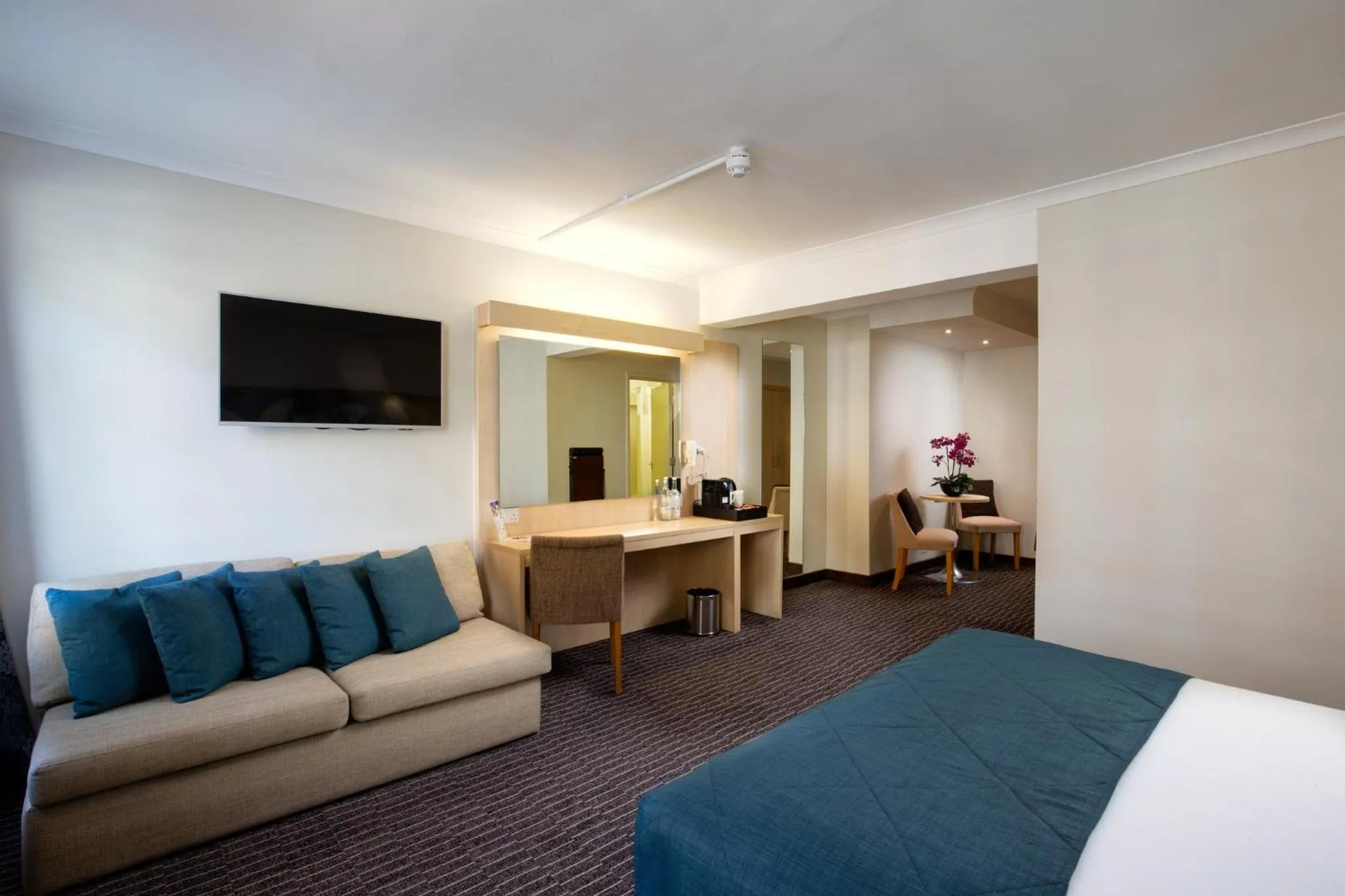 Photo of the whole room, Bed in Bedford Hotel